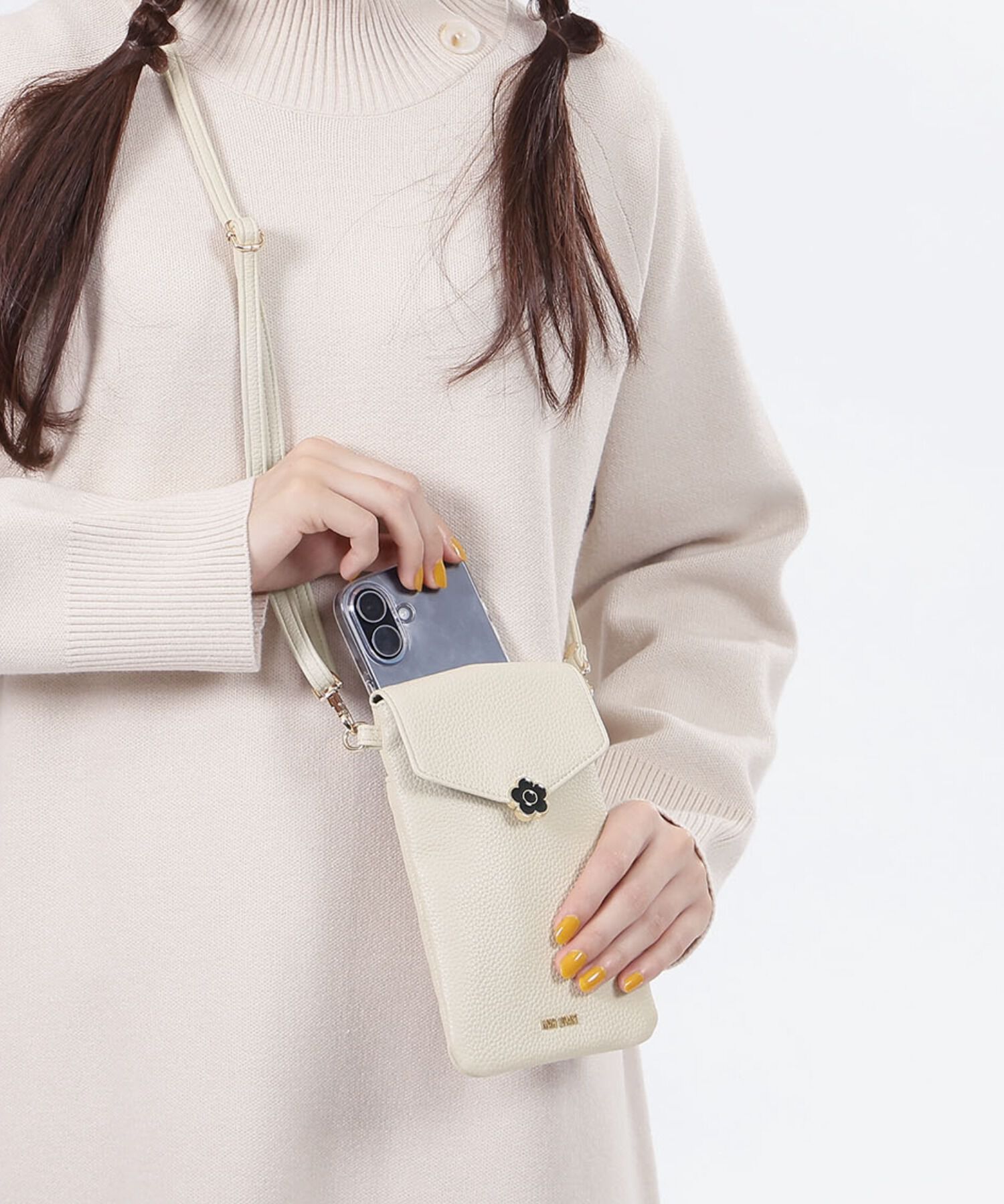 MARY QUANT「エポデイジーエンベロープ モバイルショルダー」|ショルダー・メッセンジャー|アイボリー