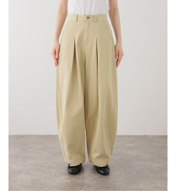 SLOBE IENA「《追加》パウダリーチノタックカーブトラウザー」|チノ|ベージュ