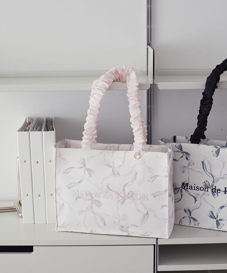 Maison de FLEUR「リボン柄ギャザーハンドルスクエアトート」|トートバッグ|ピンク