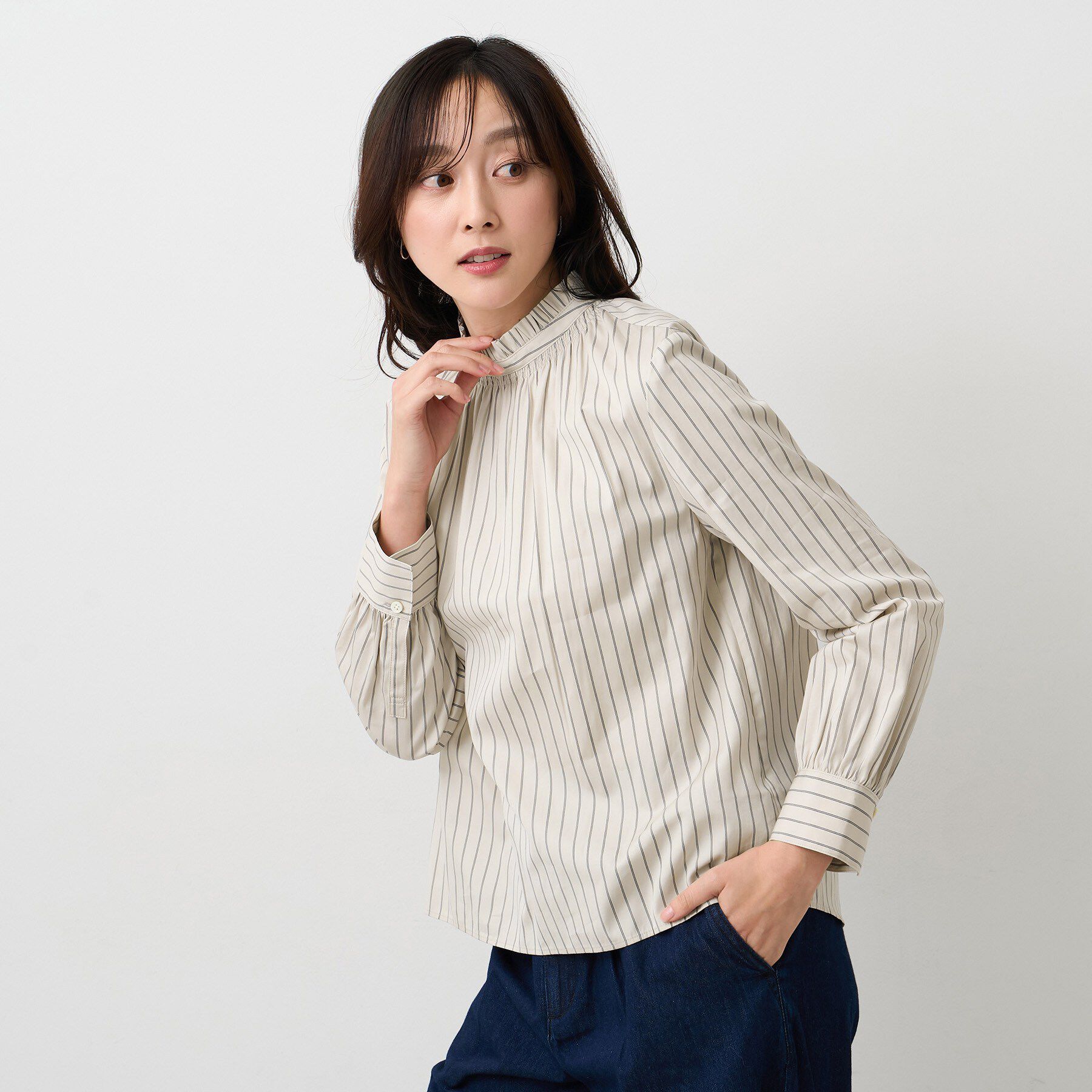 UNTITLED「【コットン100/洗える】シャーリングフリルネックブラウス」|シャツ・ブラウス|