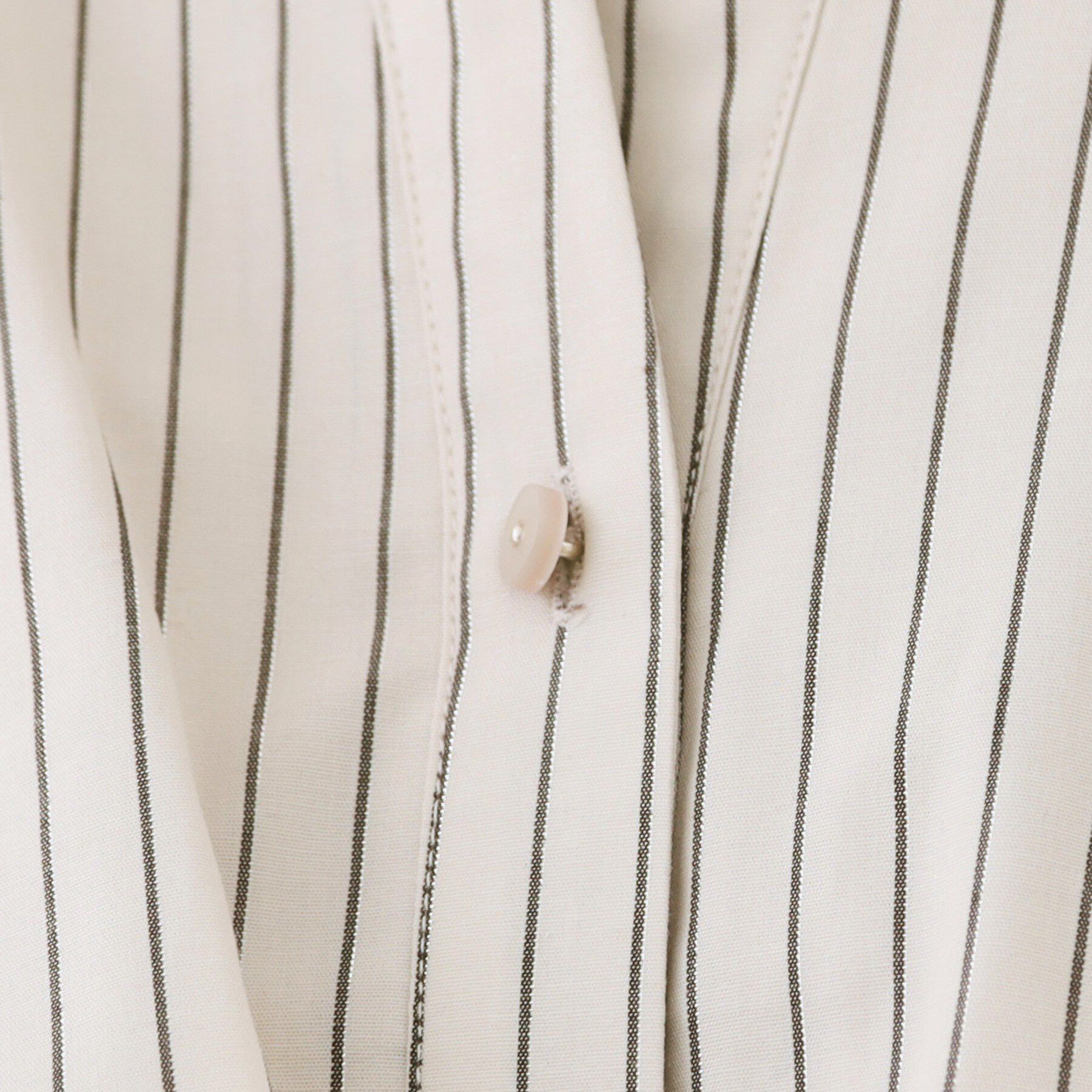 index「フリルキーネックシャツ【洗濯機OK/イージーアイロン/防シワ】《XS-LL/7col》」|シャツ・ブラウス|