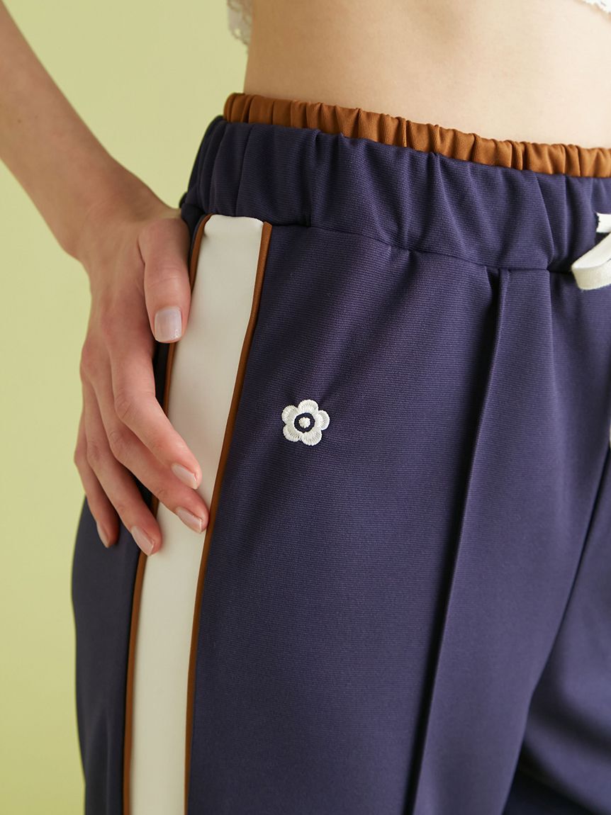 LILY BROWN「【LILY BROWN&times;MARY QUANT】デイジー刺繍セミフレアトラックパンツ」|チノ|