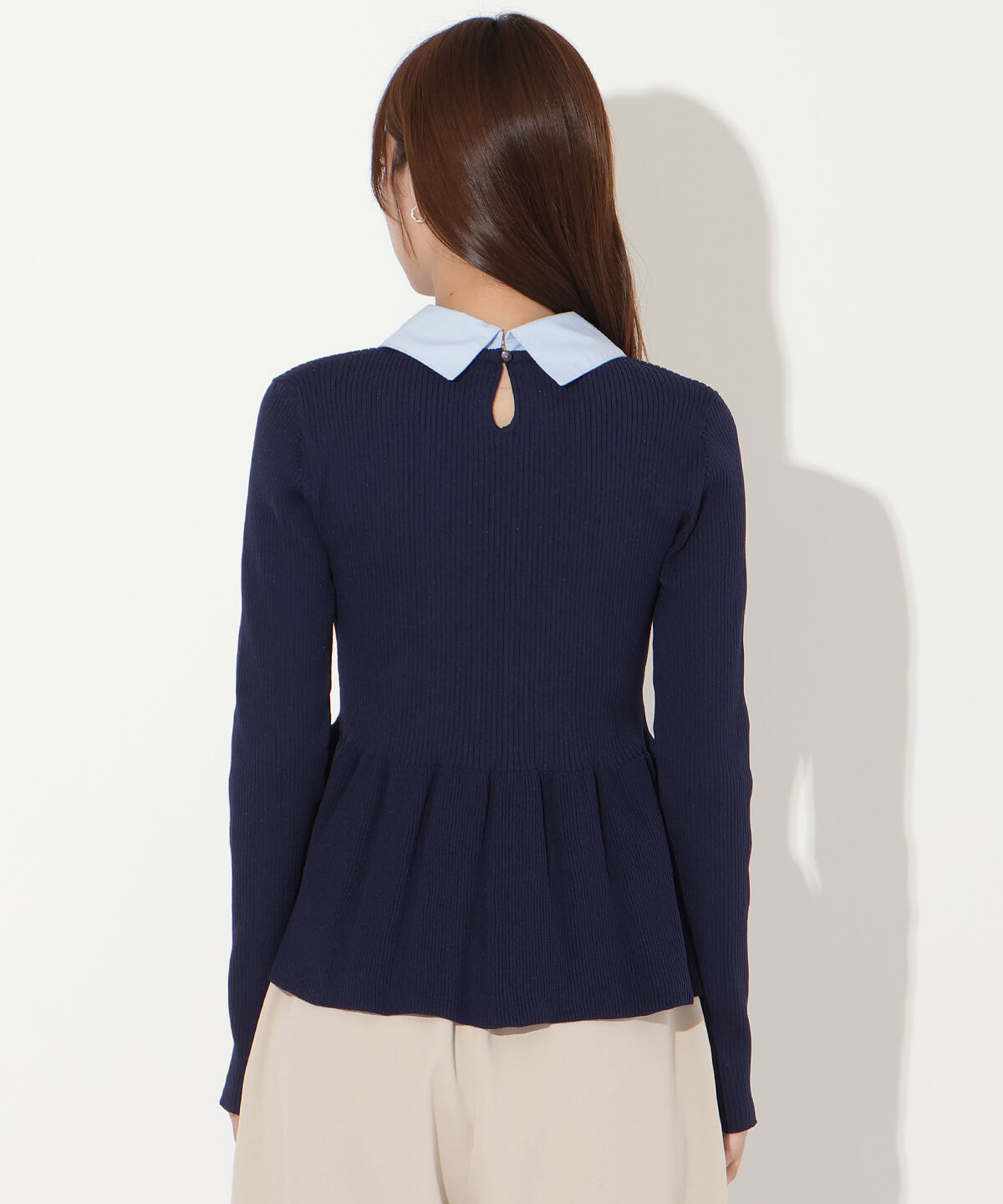 アンドクチュール「シャツ襟付きペプラムニットプルオーバー」|ニット・セーター|