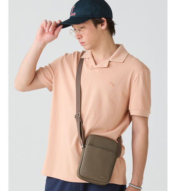 LACOSTE「メンズクラシック バーティカルカメラバッグ」|ショルダー・メッセンジャー|サンドベージュ