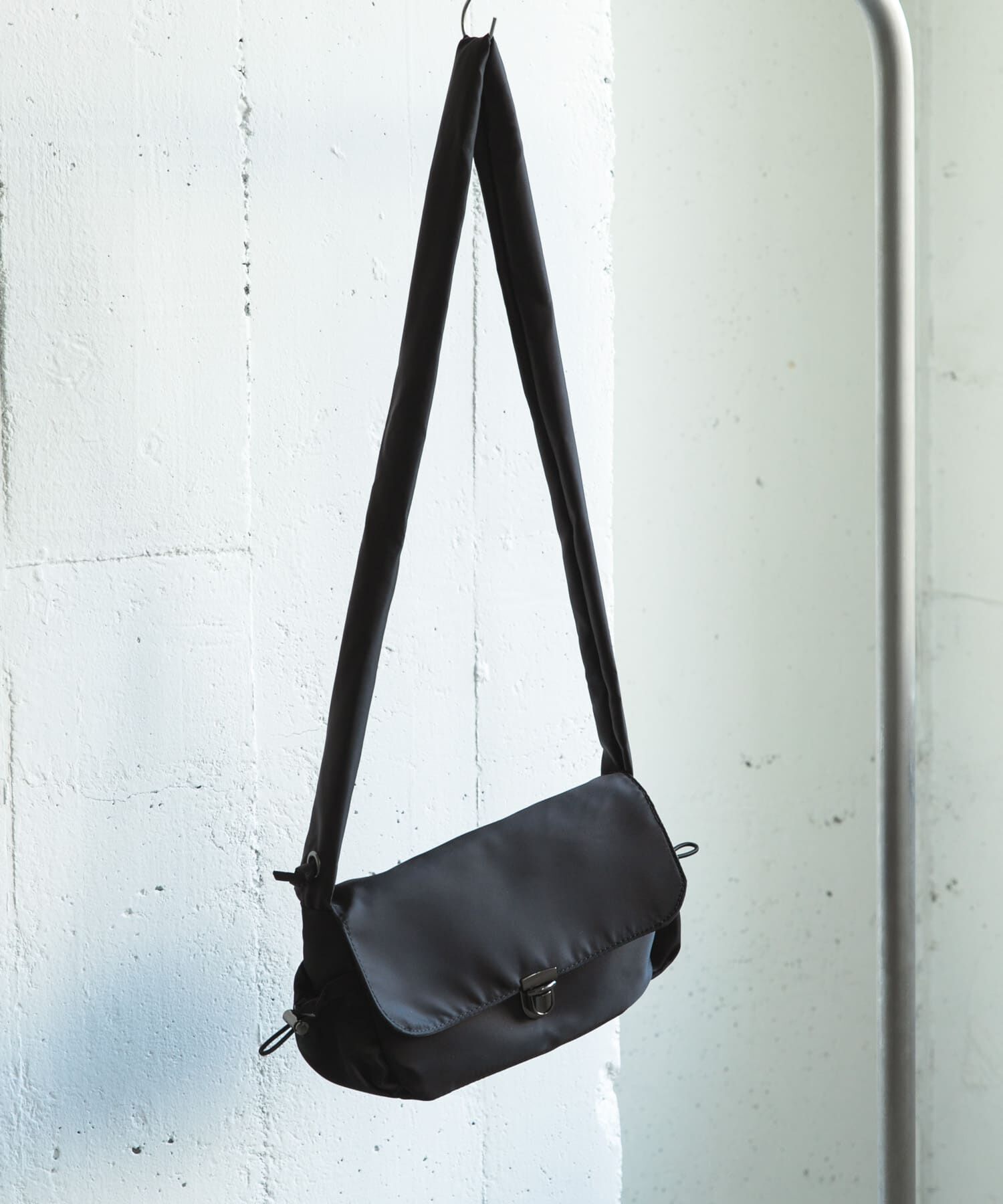 SENSE OF PLACE by URBAN RESEARCH「ナイロンフラップショルダーバッグ」|ショルダー・メッセンジャー|ブラック