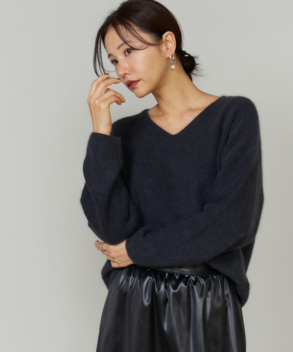 Le Souk「スパンコールVネックニットプルオーバー」|ニット・セーター|ネイビー