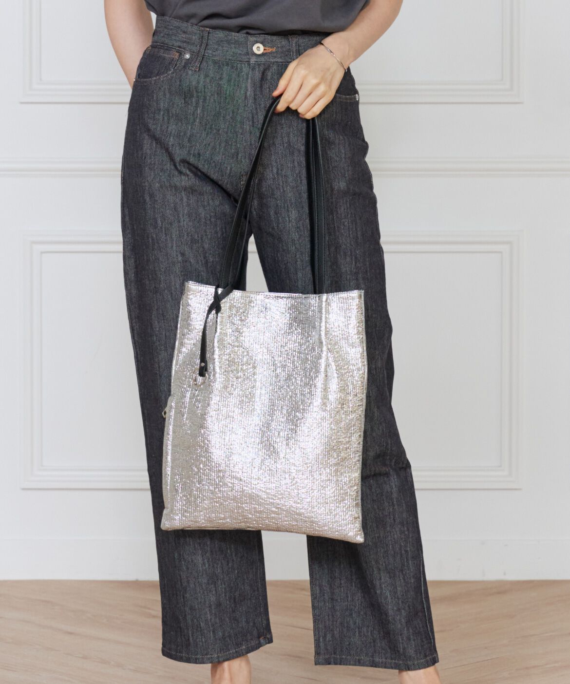 DAY by DAY it&rsquo;s international「メタリックツマミハンドルフラットトートバッグ/A4対応《COOCO/クーコ》」|その他|シルバー