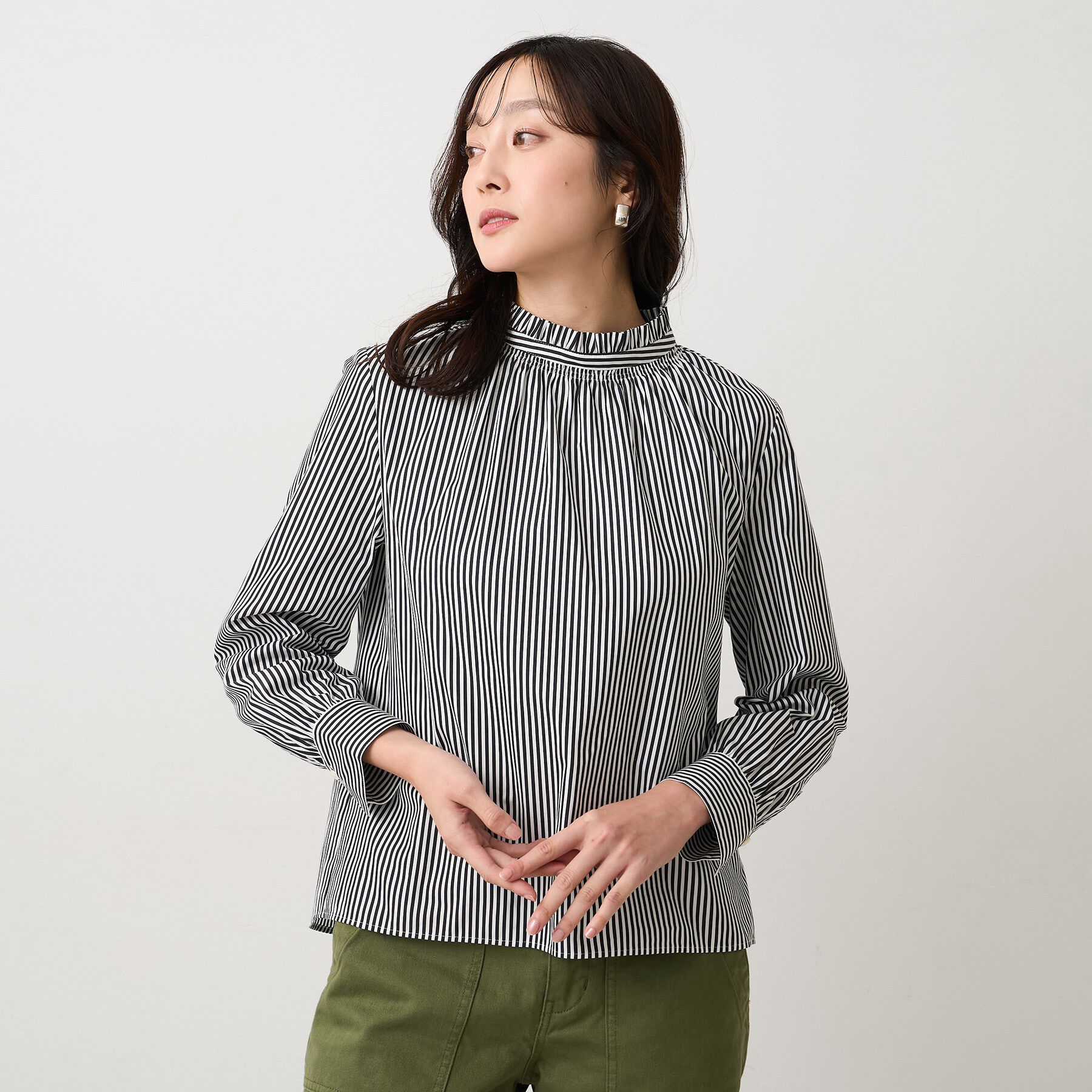 UNTITLED「【コットン100/洗える】シャーリングフリルネックブラウス」|シャツ・ブラウス|