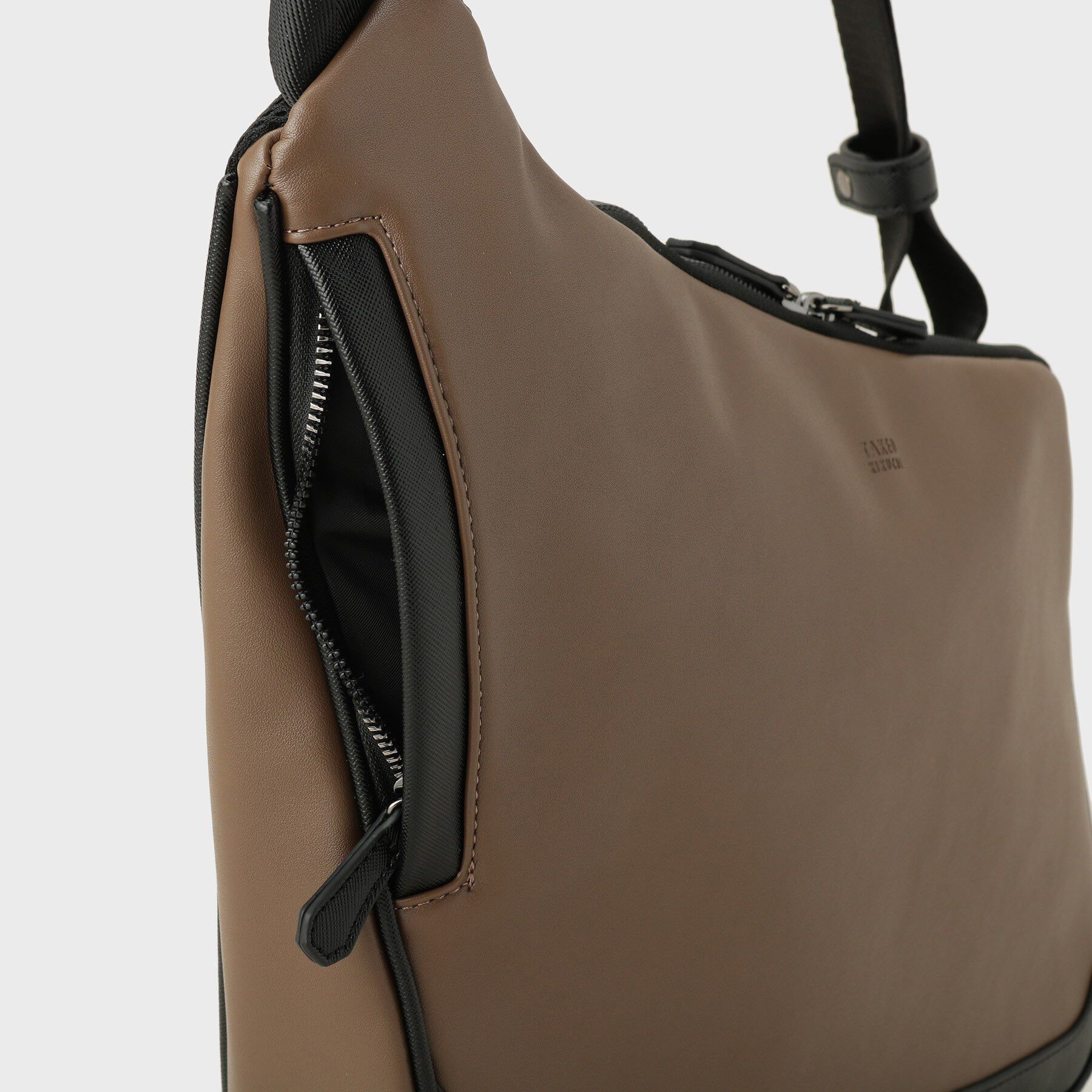 TAKEO KIKUCHI「【ペットボトル、ガジェット収納】エディターズショルダー」|ショルダー・メッセンジャー|