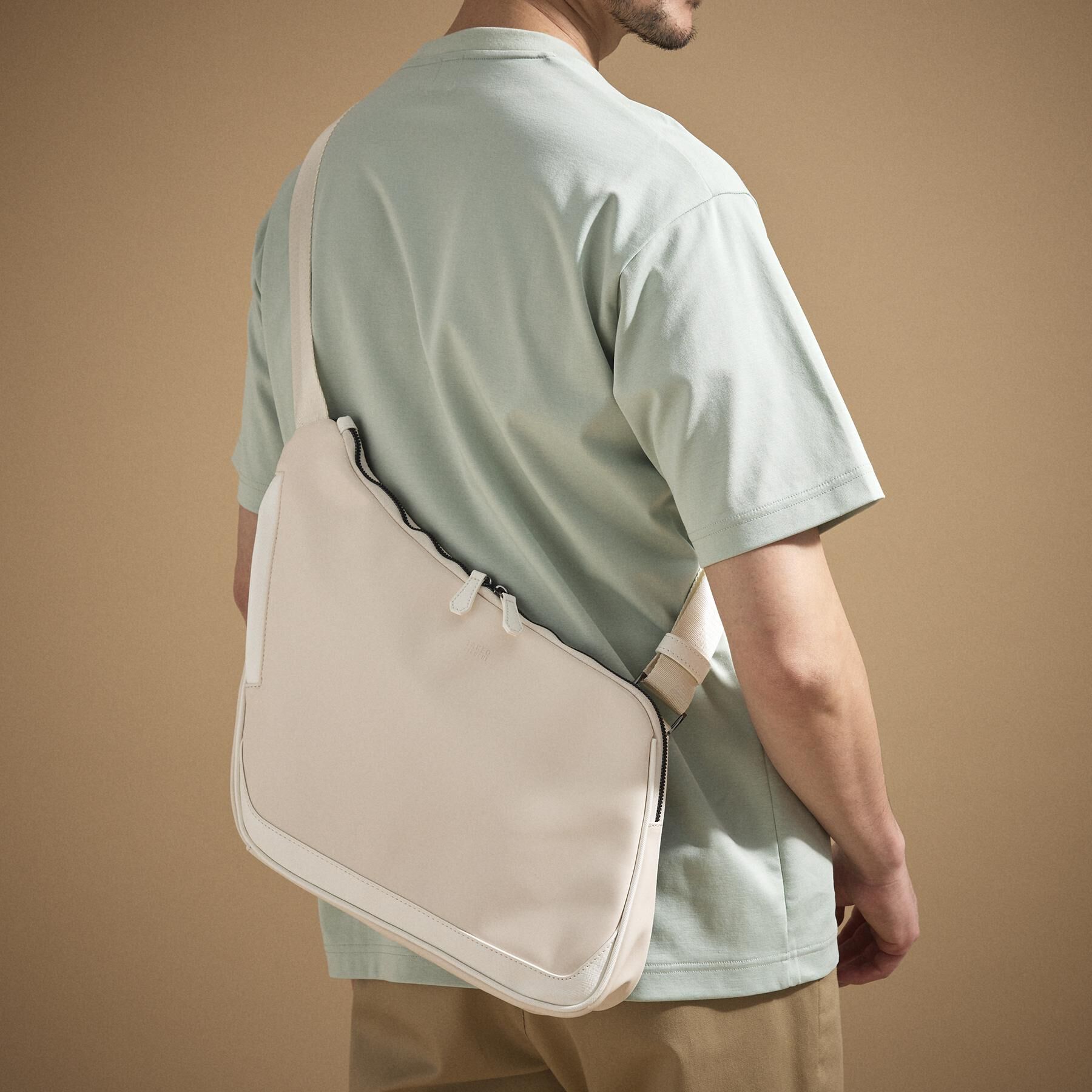 TAKEO KIKUCHI「【ペットボトル、ガジェット収納】エディターズショルダー」|ショルダー・メッセンジャー|