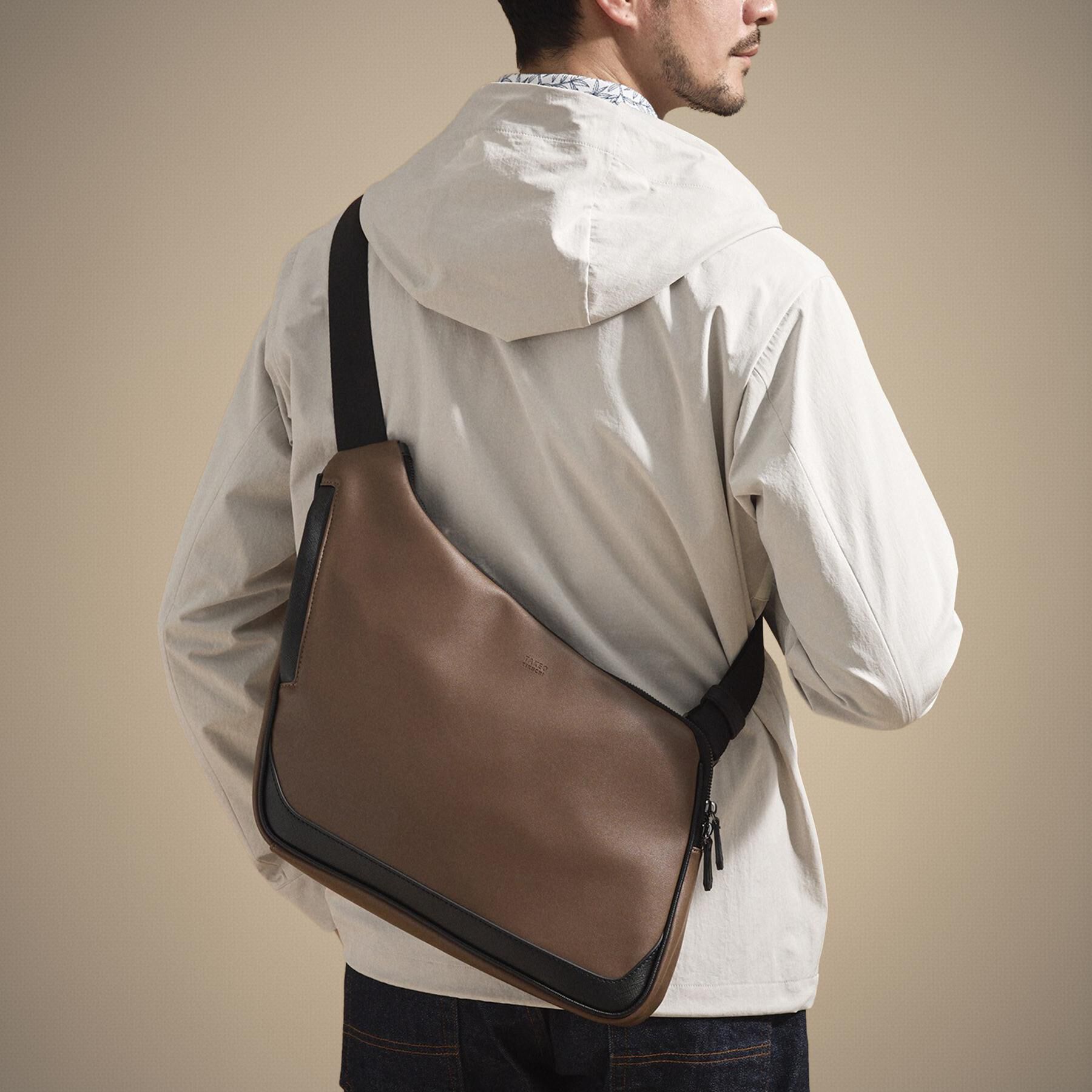 TAKEO KIKUCHI「【ペットボトル、ガジェット収納】エディターズショルダー」|ショルダー・メッセンジャー|モカブラウン(042