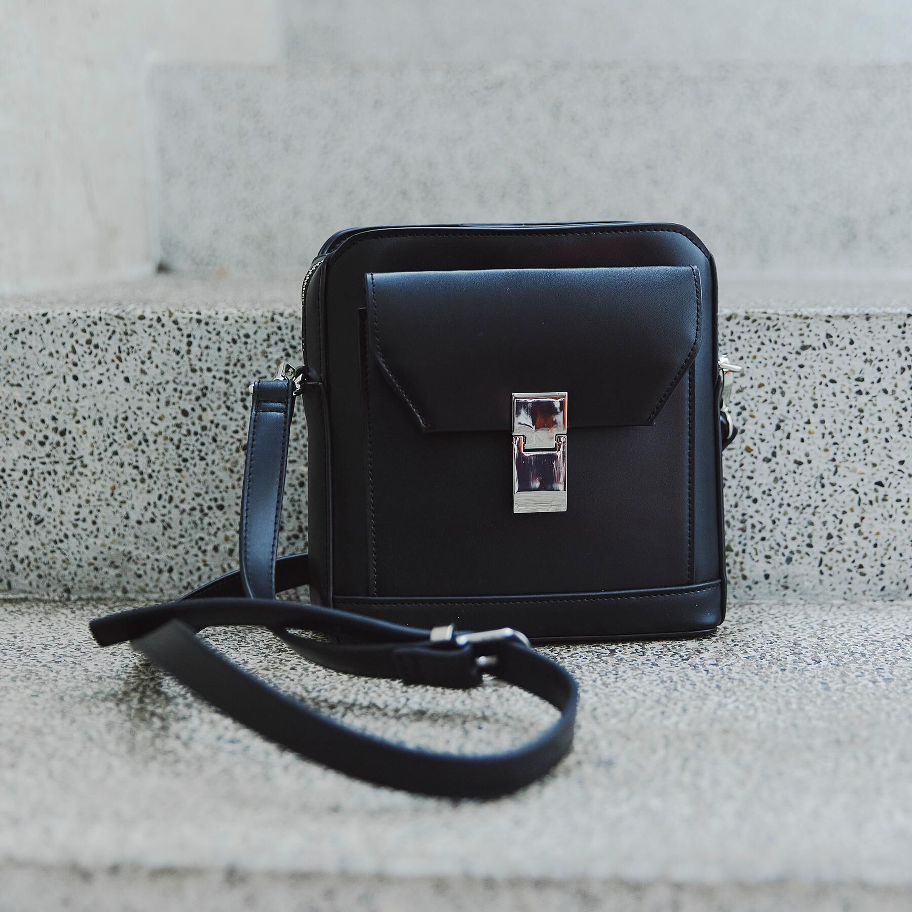 tk.TAKEO KIKUCHI「ポケットアオリショルダー」|ショルダー・メッセンジャー|ブラック(019)