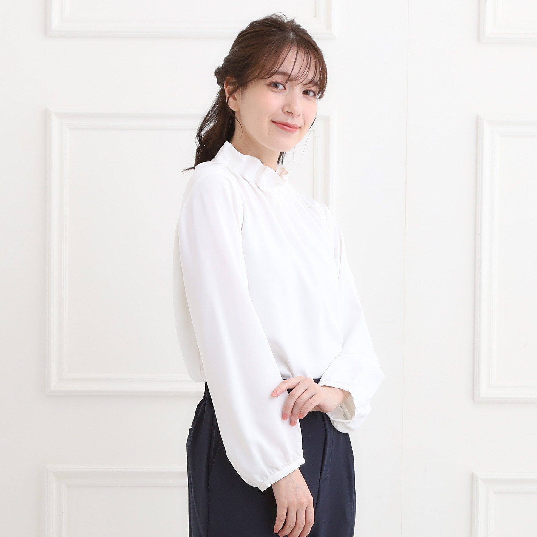 SHOO･LA･RUE「【洗濯機可/S-3L】上品で華やか スタンドフリルブラウス」|シャツ・ブラウス|