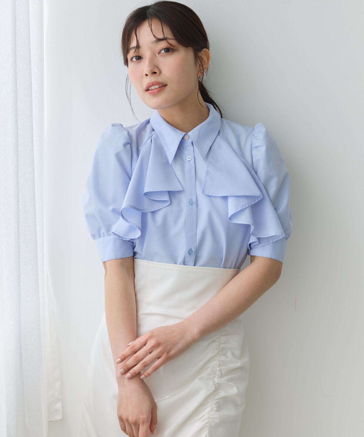 アンドクチュール「ビジューボタンフリルブラウス」|シャツ・ブラウス|サックス