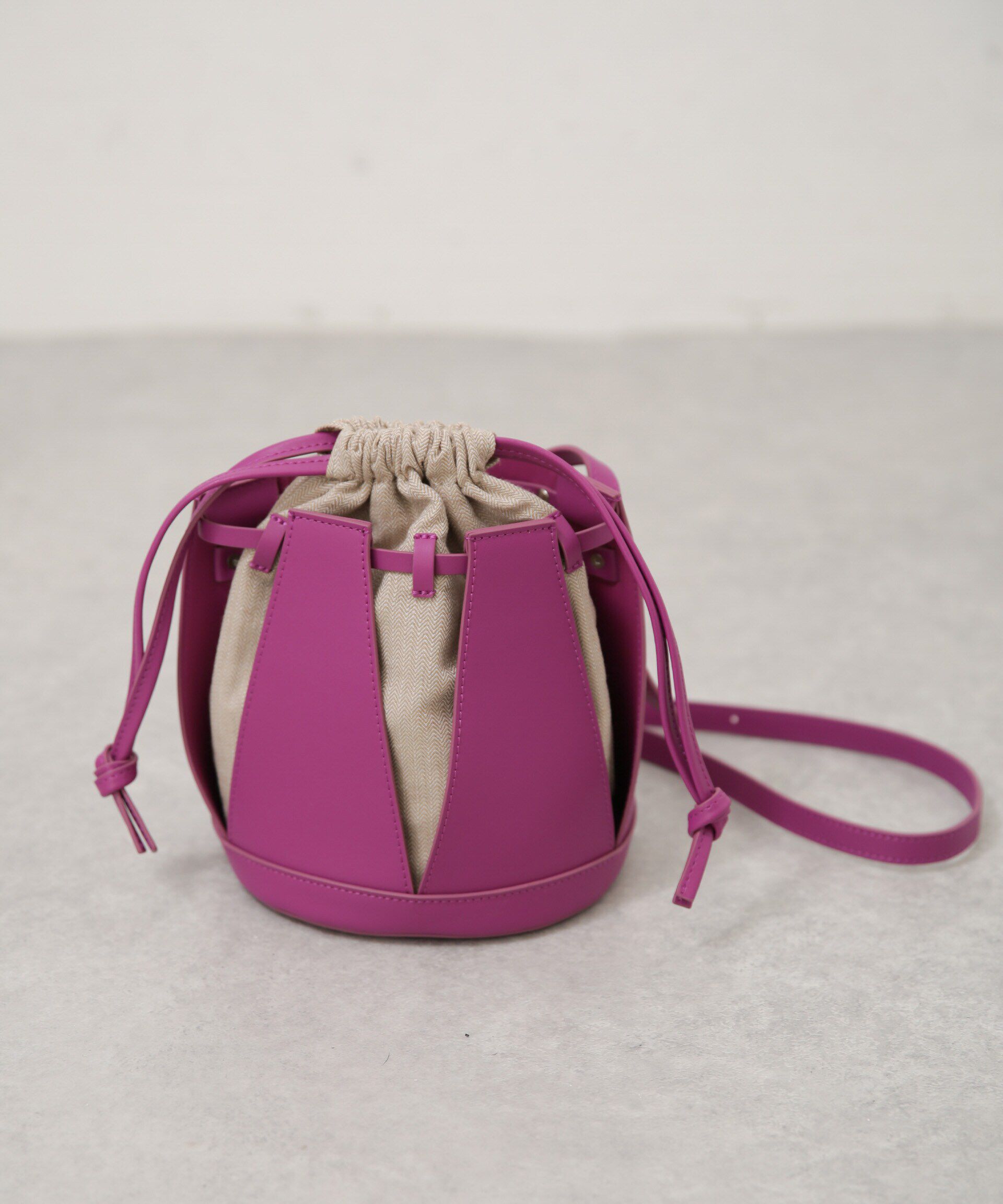 NANO universe「the dilettante/Daphne」|ショルダー・メッセンジャー|