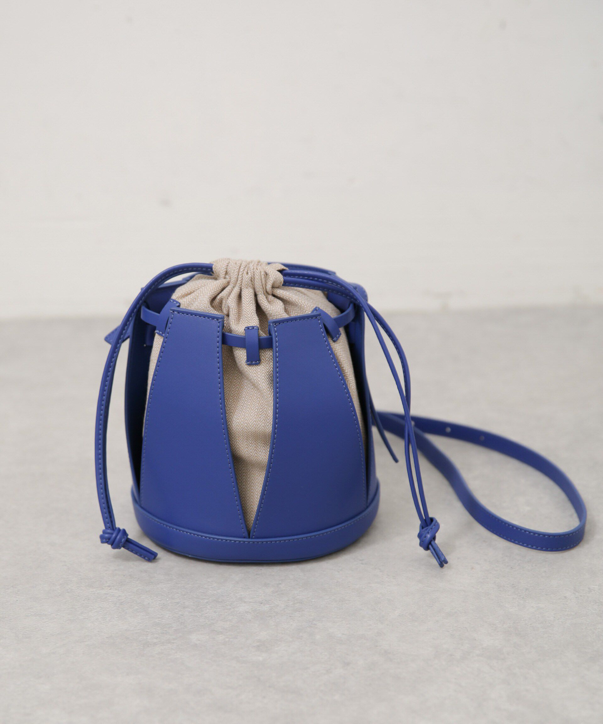 NANO universe「the dilettante/Daphne」|ショルダー・メッセンジャー|