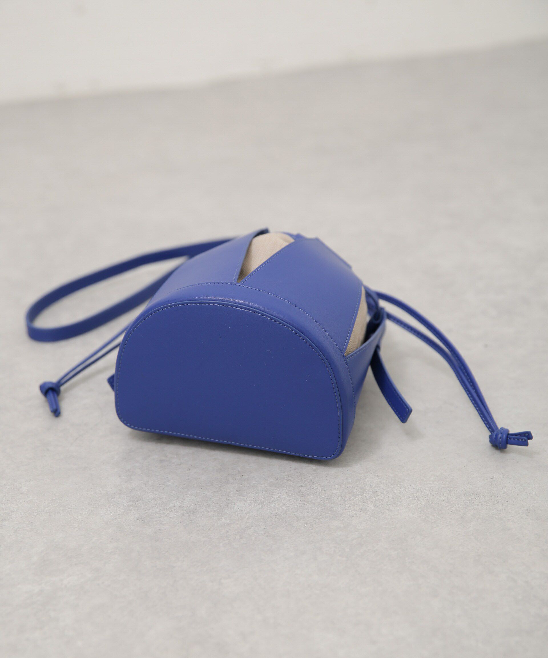 NANO universe「the dilettante/Daphne」|ショルダー・メッセンジャー|