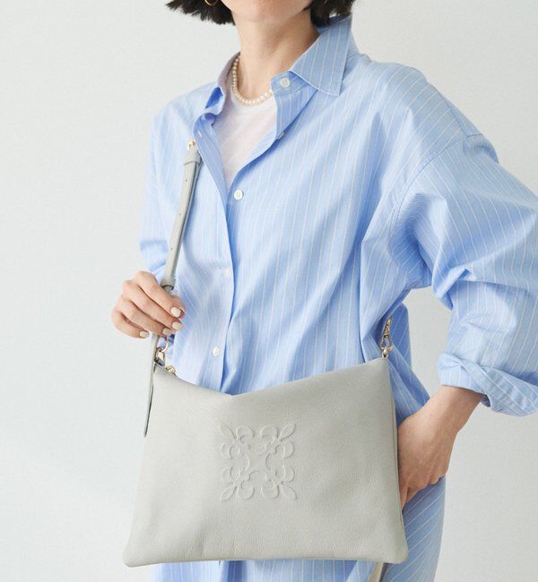  「エンボスモノグラムショルダーバッグ」|ショルダー・メッセンジャー|ライトグレー