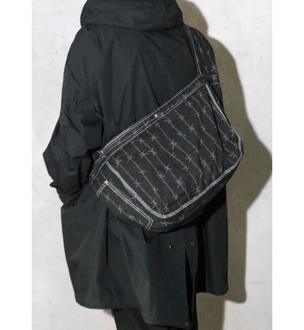 ABAHOUSE「【MADE IN STANDARD】PRINTED NEWSPAPER BAG/」|ショルダー・メッセンジャー|ブラック