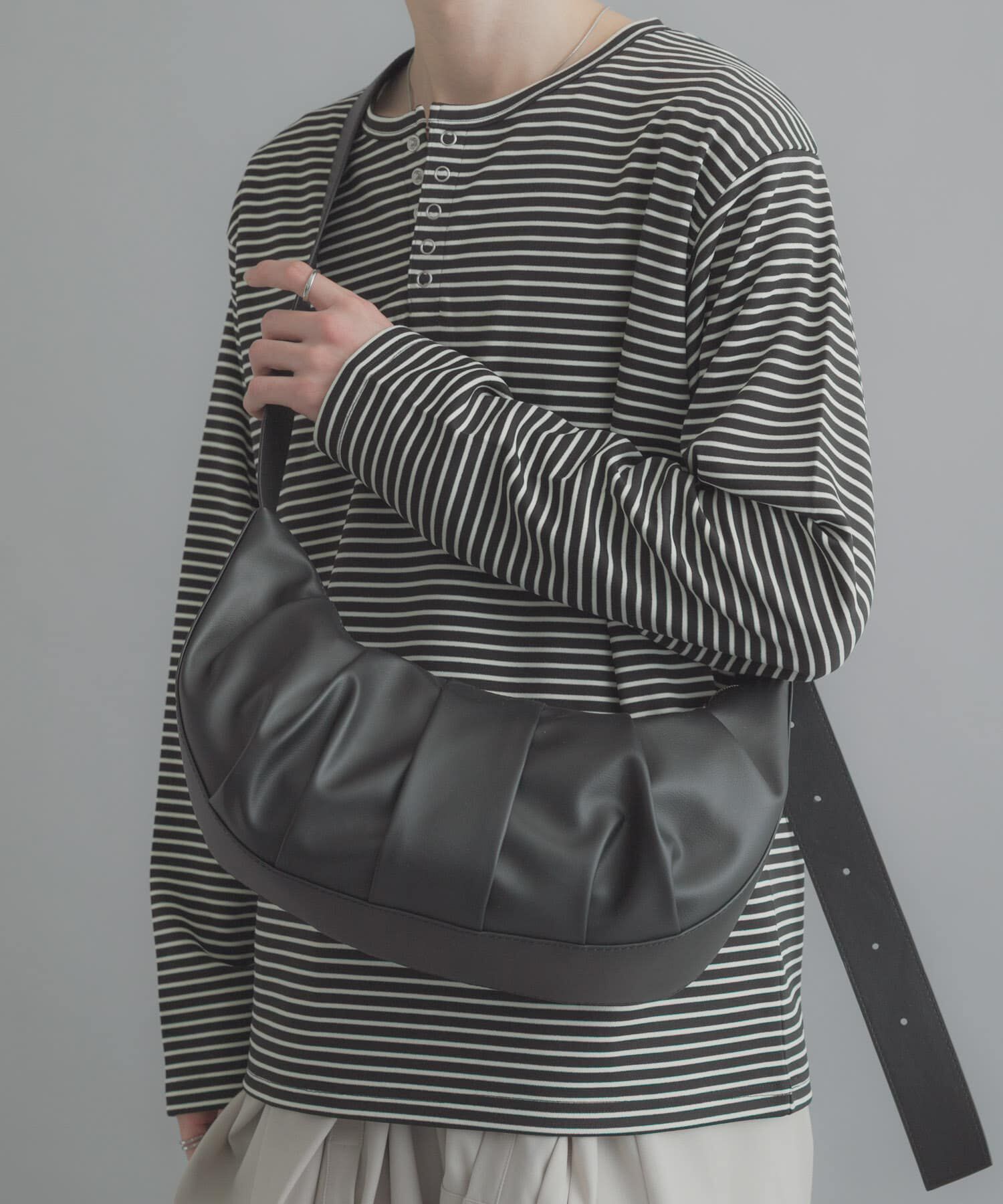 SENSE OF PLACE by URBAN RESEARCH「ハーフムーンタックショルダー」|ショルダー・メッセンジャー|ブラック