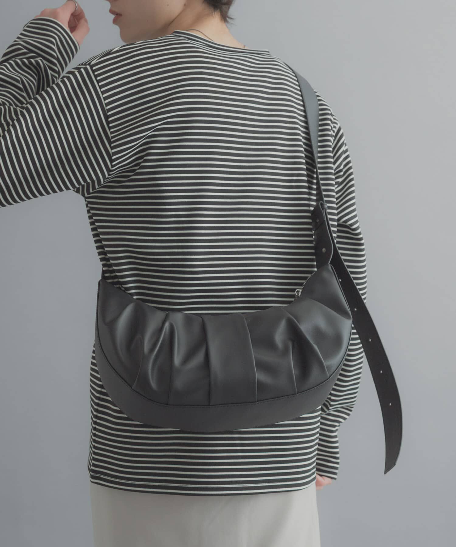 SENSE OF PLACE by URBAN RESEARCH「ハーフムーンタックショルダー」|ショルダー・メッセンジャー|