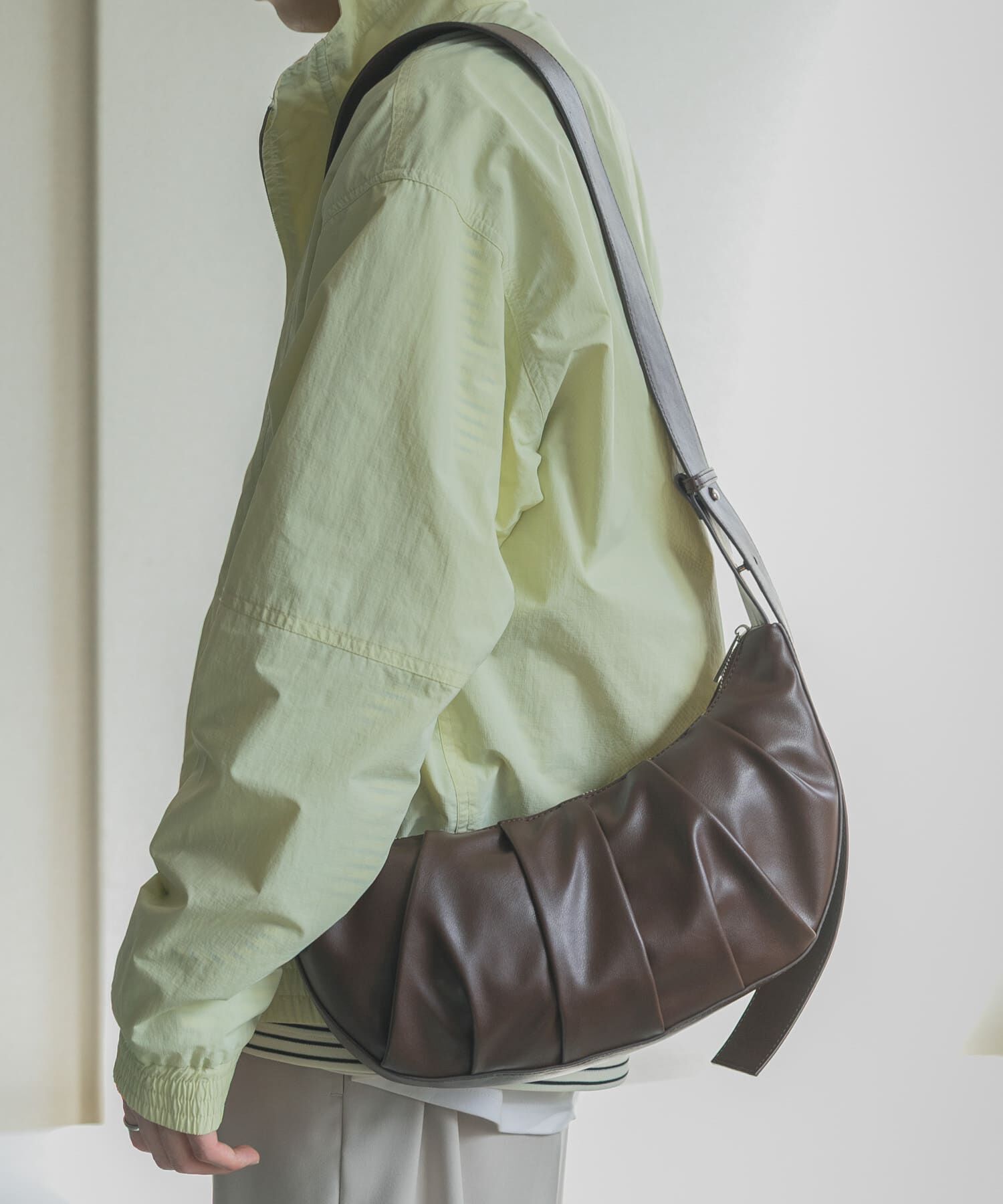 SENSE OF PLACE by URBAN RESEARCH「ハーフムーンタックショルダー」|ショルダー・メッセンジャー|