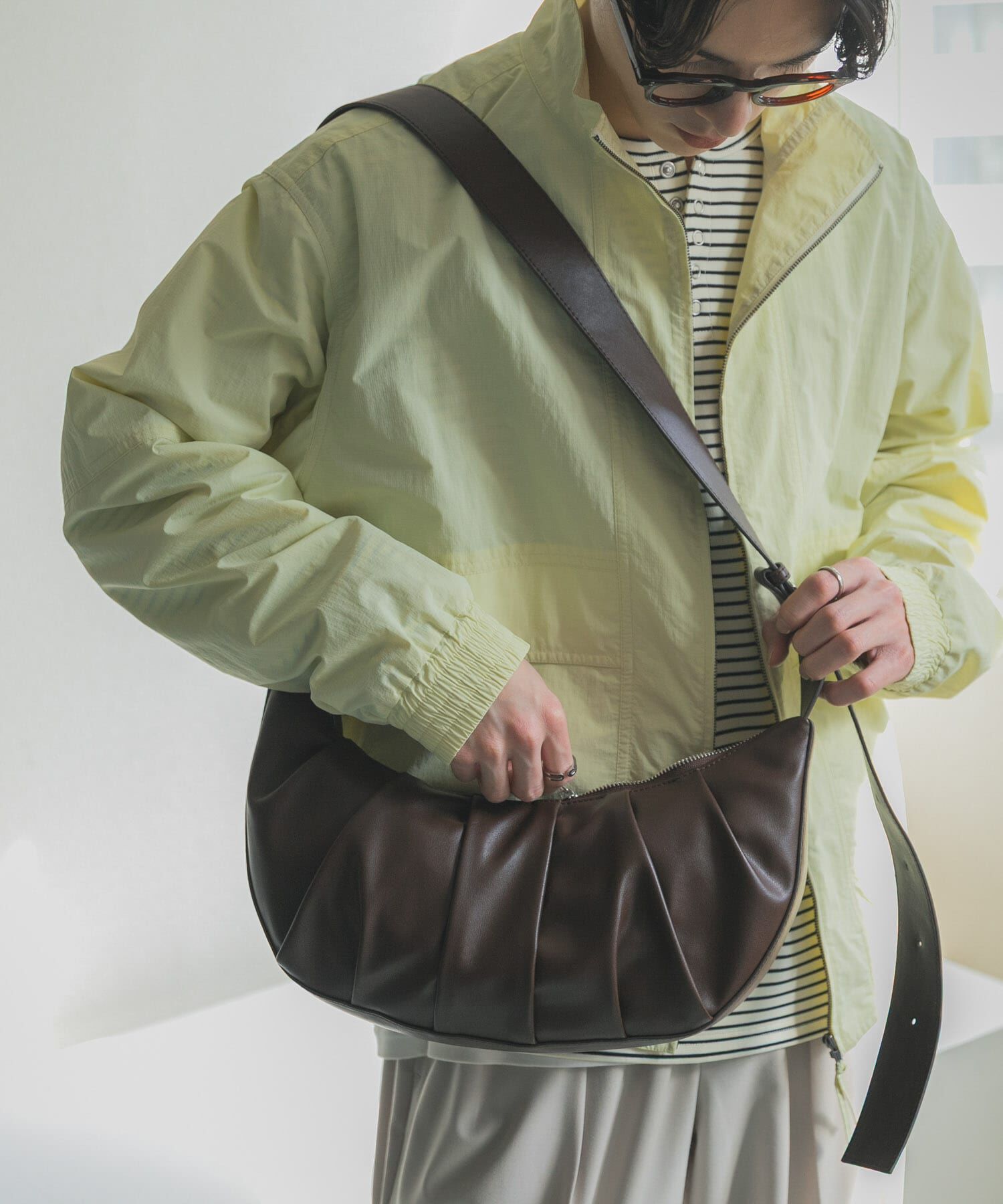 SENSE OF PLACE by URBAN RESEARCH「ハーフムーンタックショルダー」|ショルダー・メッセンジャー|