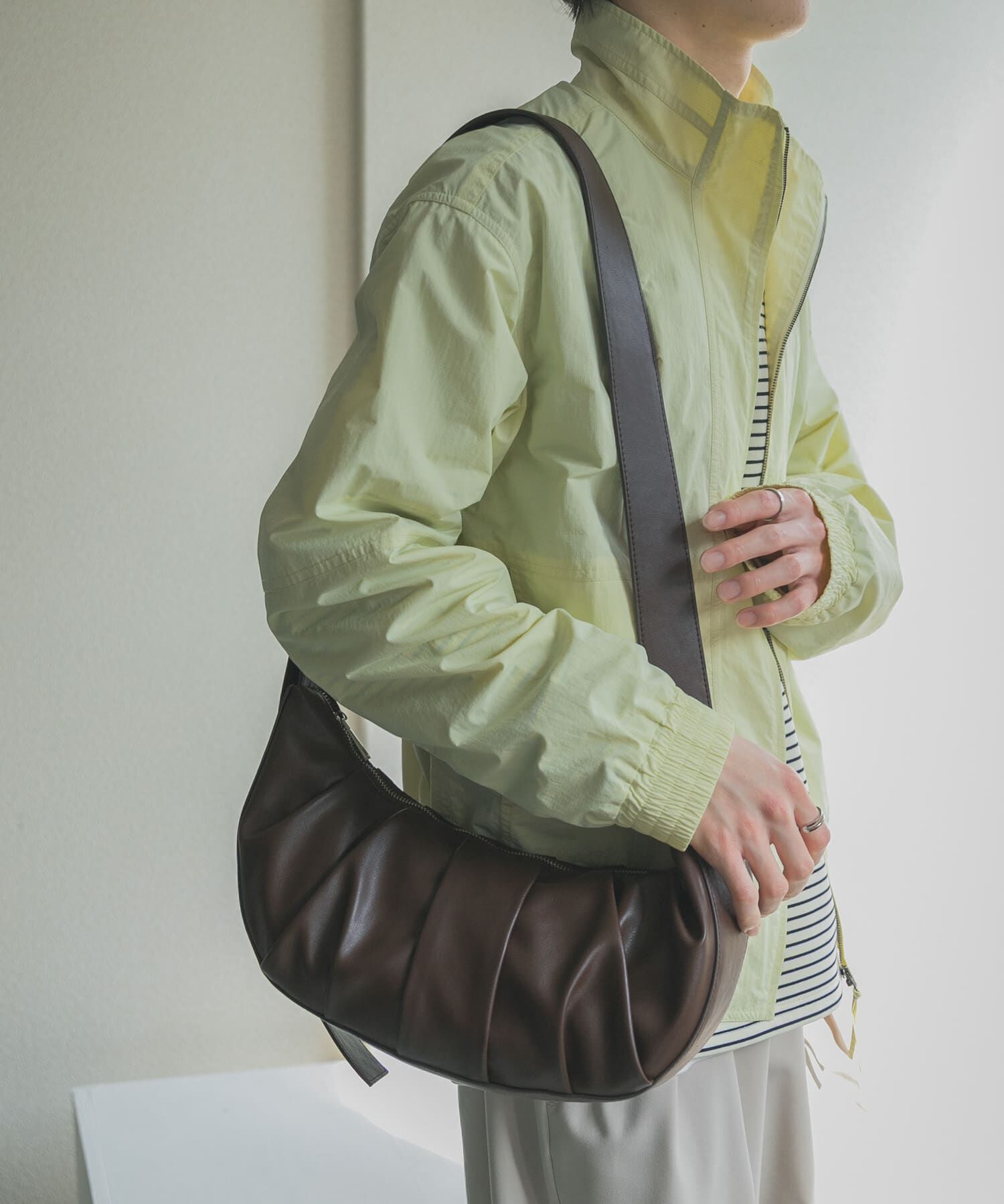 SENSE OF PLACE by URBAN RESEARCH「ハーフムーンタックショルダー」|ショルダー・メッセンジャー|