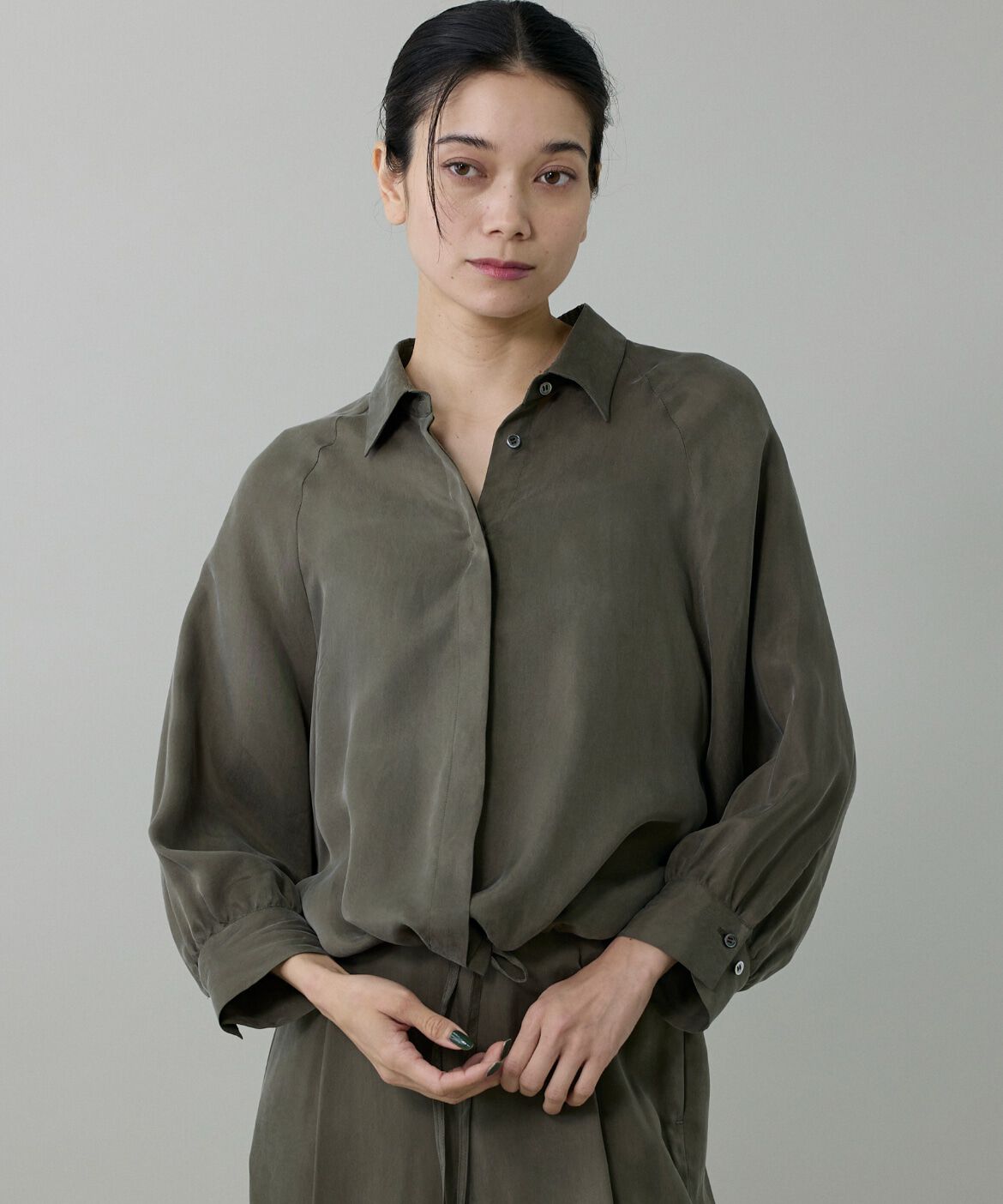 INED「キュプラフィブリルラグランスリーブシャツ」|シャツ・ブラウス|カーキ3