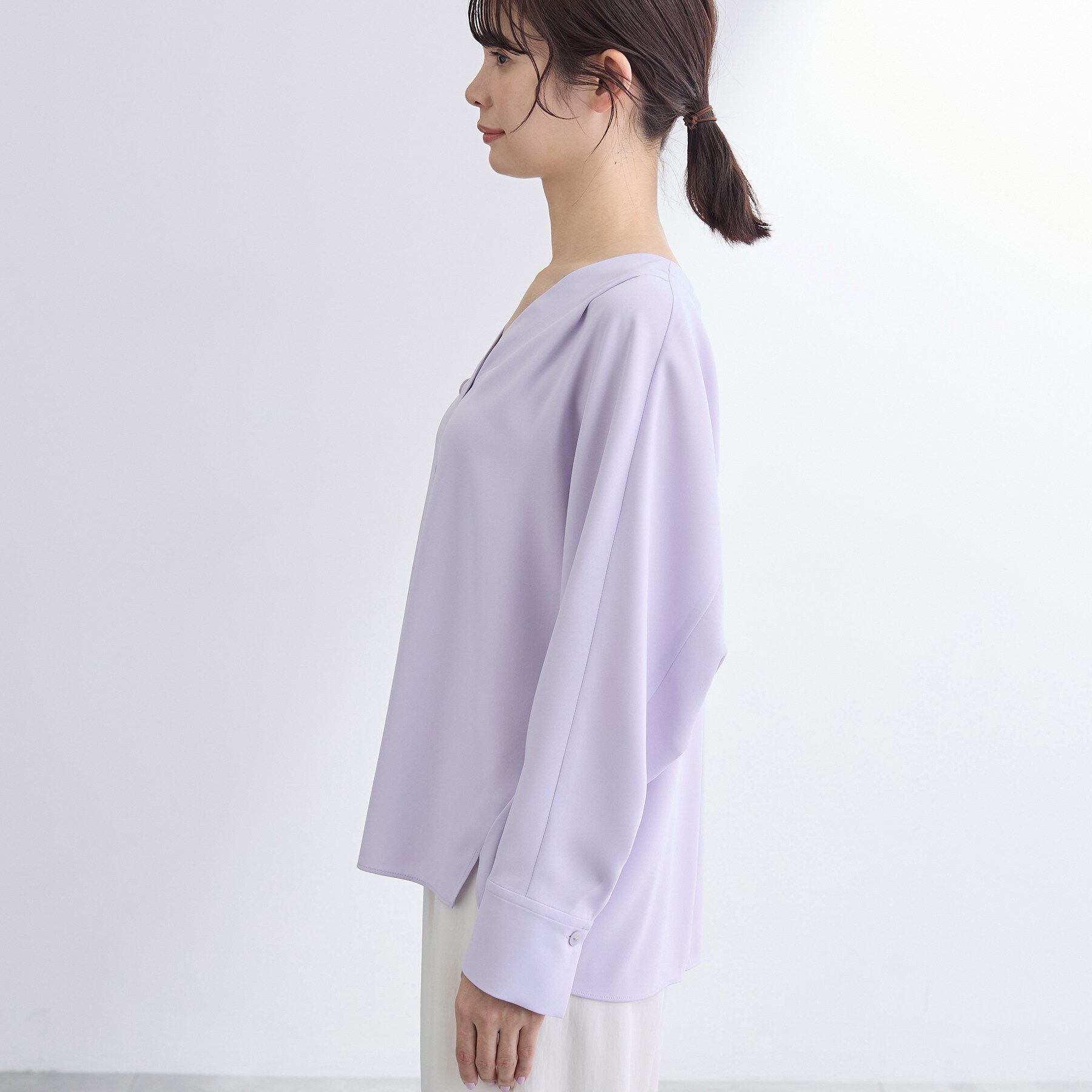 INDIVI「【洗える／UVケア／マットサテン】Vネックドルマンスリーブブラウス」|シャツ・ブラウス|