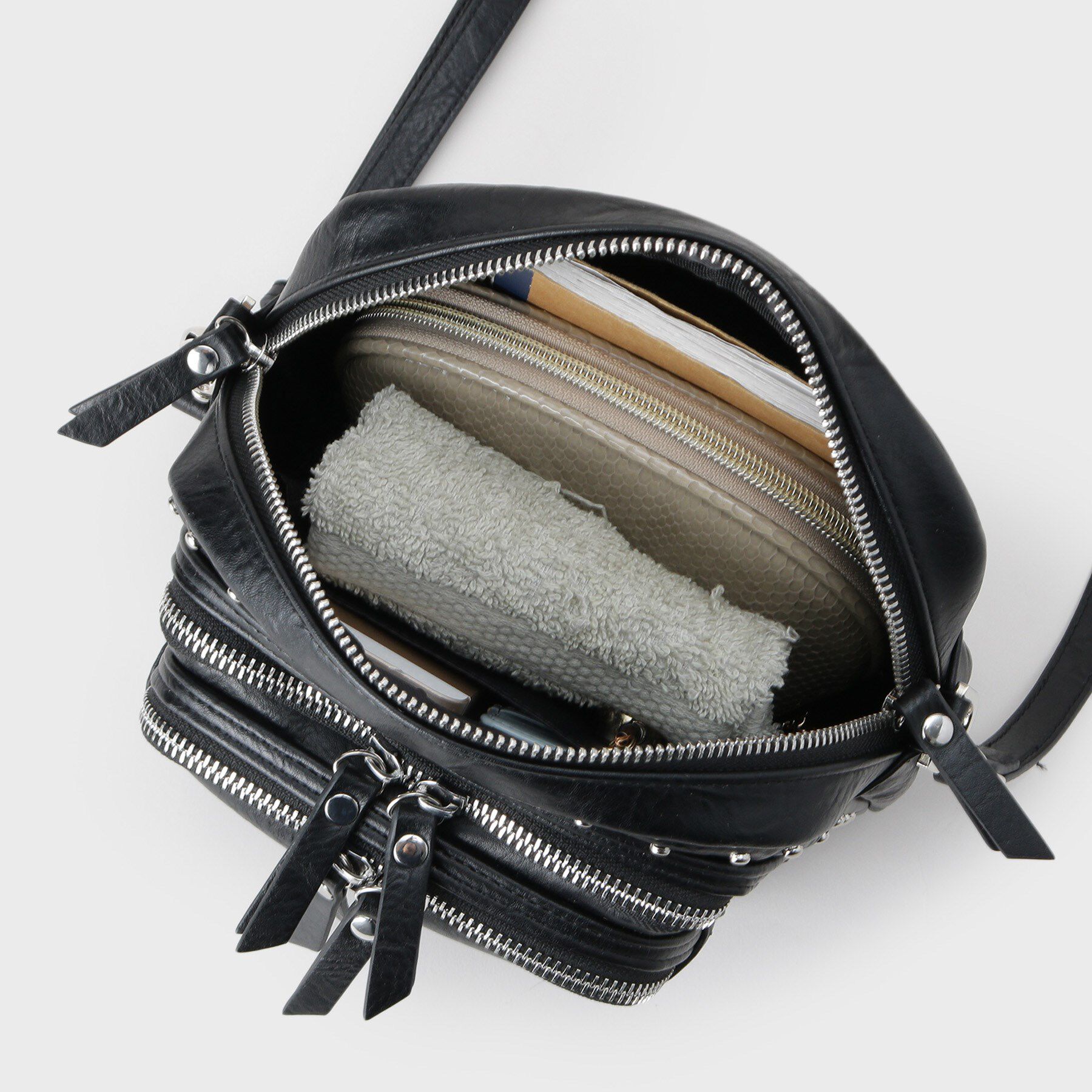 tk.TAKEO KIKUCHI「【スタッズシリーズ】ショルダーバッグ」|ショルダー・メッセンジャー|