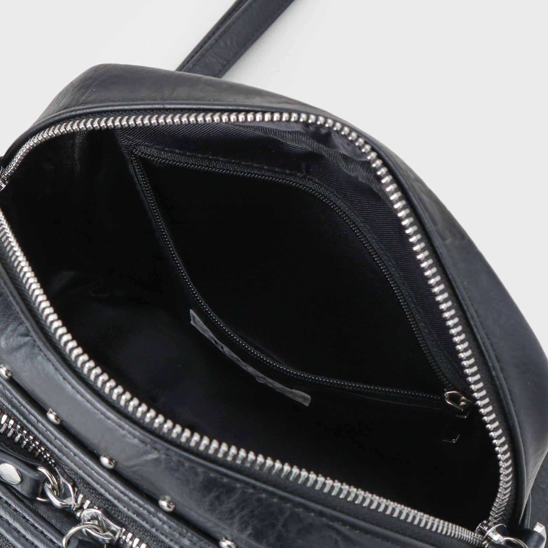 tk.TAKEO KIKUCHI「【スタッズシリーズ】ショルダーバッグ」|ショルダー・メッセンジャー|