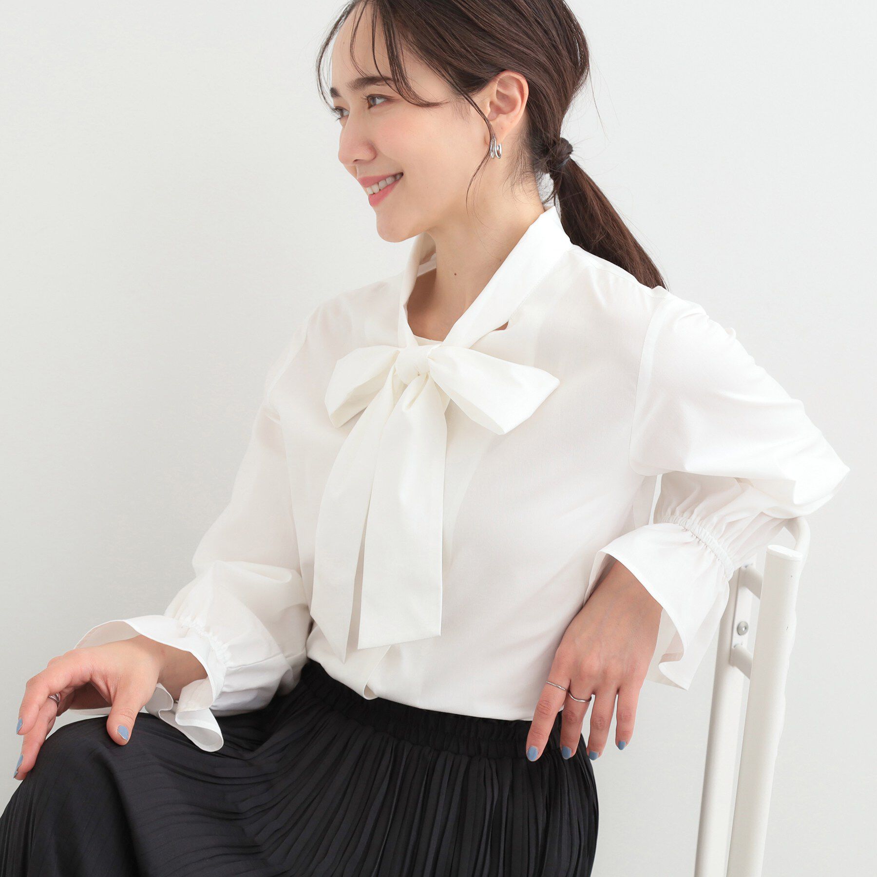 SHOO･LA･RUE「【洗濯機可/S-LL/洗濯後シワになりにくい】オンでもオフでも使いやすい リボンブラウス」|シャツ・ブラウス|オフホワイト(003