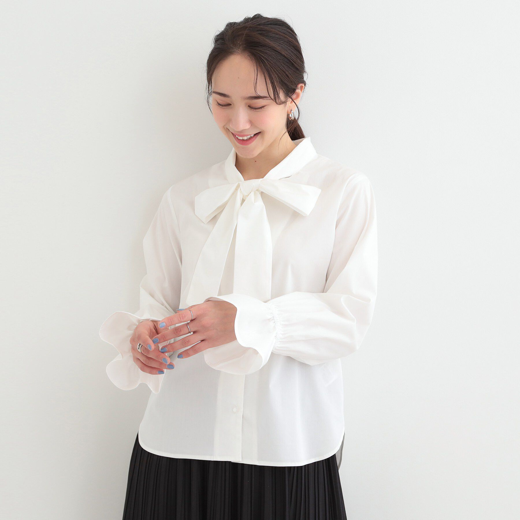 SHOO･LA･RUE「【洗濯機可/S-LL/洗濯後シワになりにくい】オンでもオフでも使いやすい リボンブラウス」|シャツ・ブラウス|