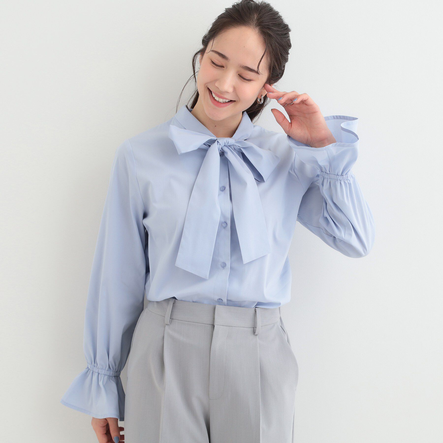 SHOO･LA･RUE「【洗濯機可/S-LL/洗濯後シワになりにくい】オンでもオフでも使いやすい リボンブラウス」|シャツ・ブラウス|