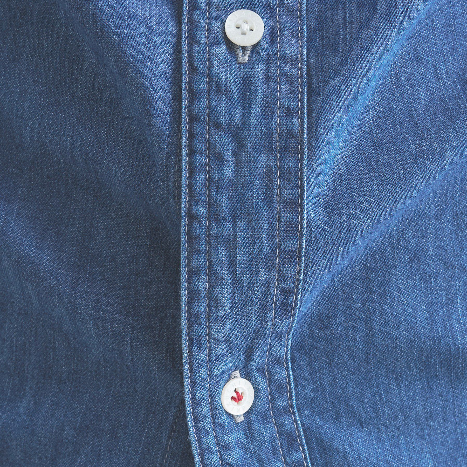 TAKEO KIKUCHI「【BOWLER HAT LABEL】Tエンブレム デニムシャツ」|シャツ・ブラウス|