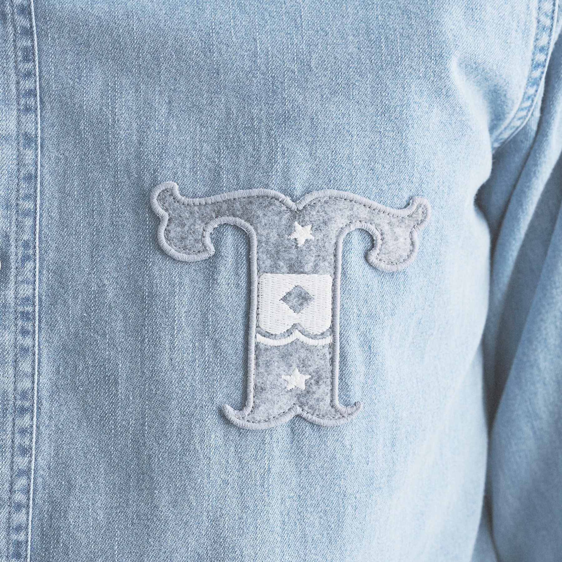 TAKEO KIKUCHI「【BOWLER HAT LABEL】Tエンブレム デニムシャツ」|シャツ・ブラウス|