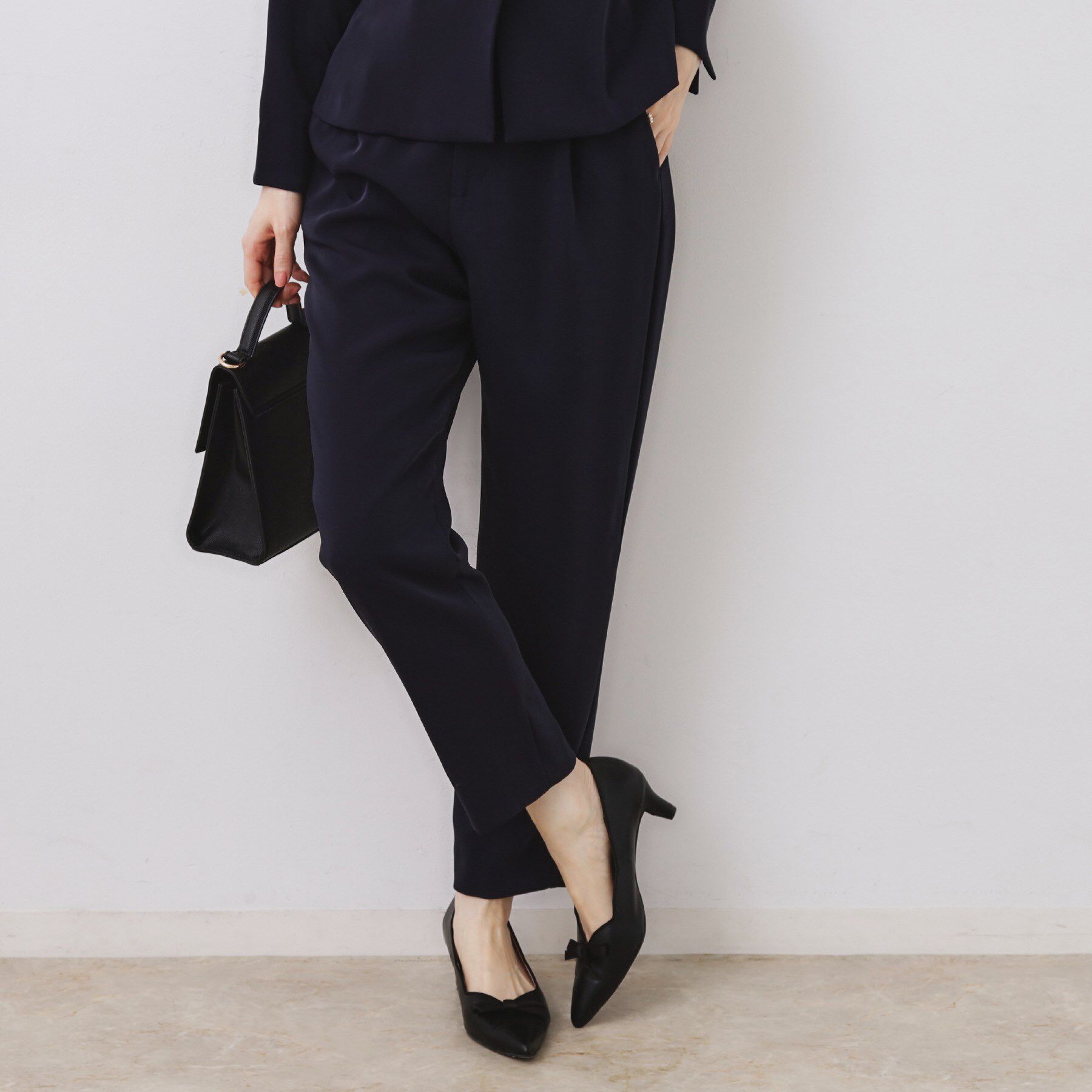 Couture broach「【ハレの日・通勤】パール調釦テーパードパンツ」|その他|