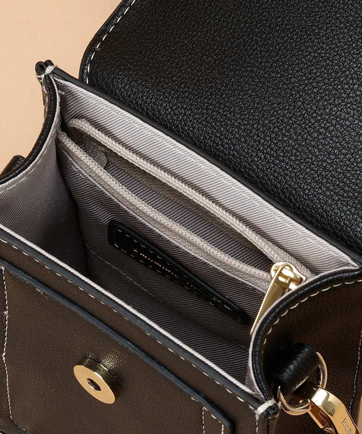 Samantha Thavasa「カードスロット付きシンプルスマホショルダー」|ショルダー・メッセンジャー|