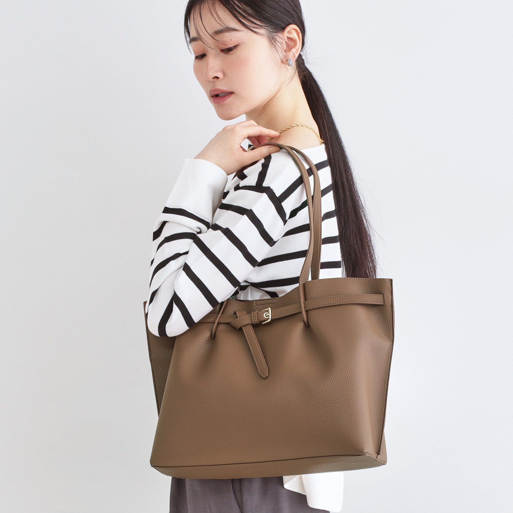 OPAQUE.CLIP「ベルトデザイン軽量シュリンク合皮A4トート」|トートバッグ|ブラウン(043)