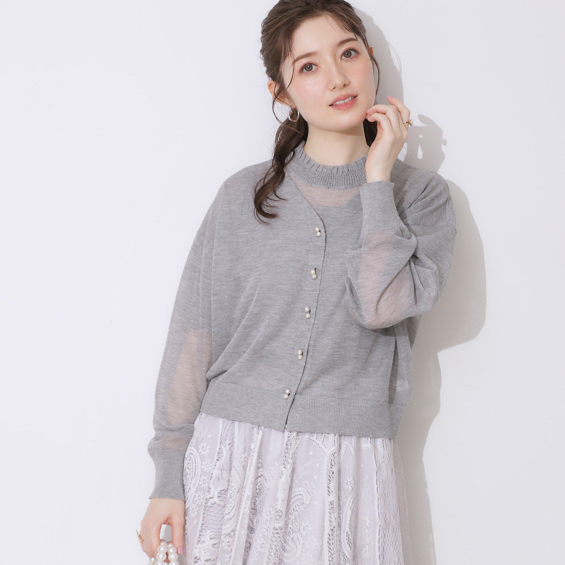 Couture broach「【上品な透け感・通勤】ダブルパール調釦シアーカーディガン」|カーディガン|