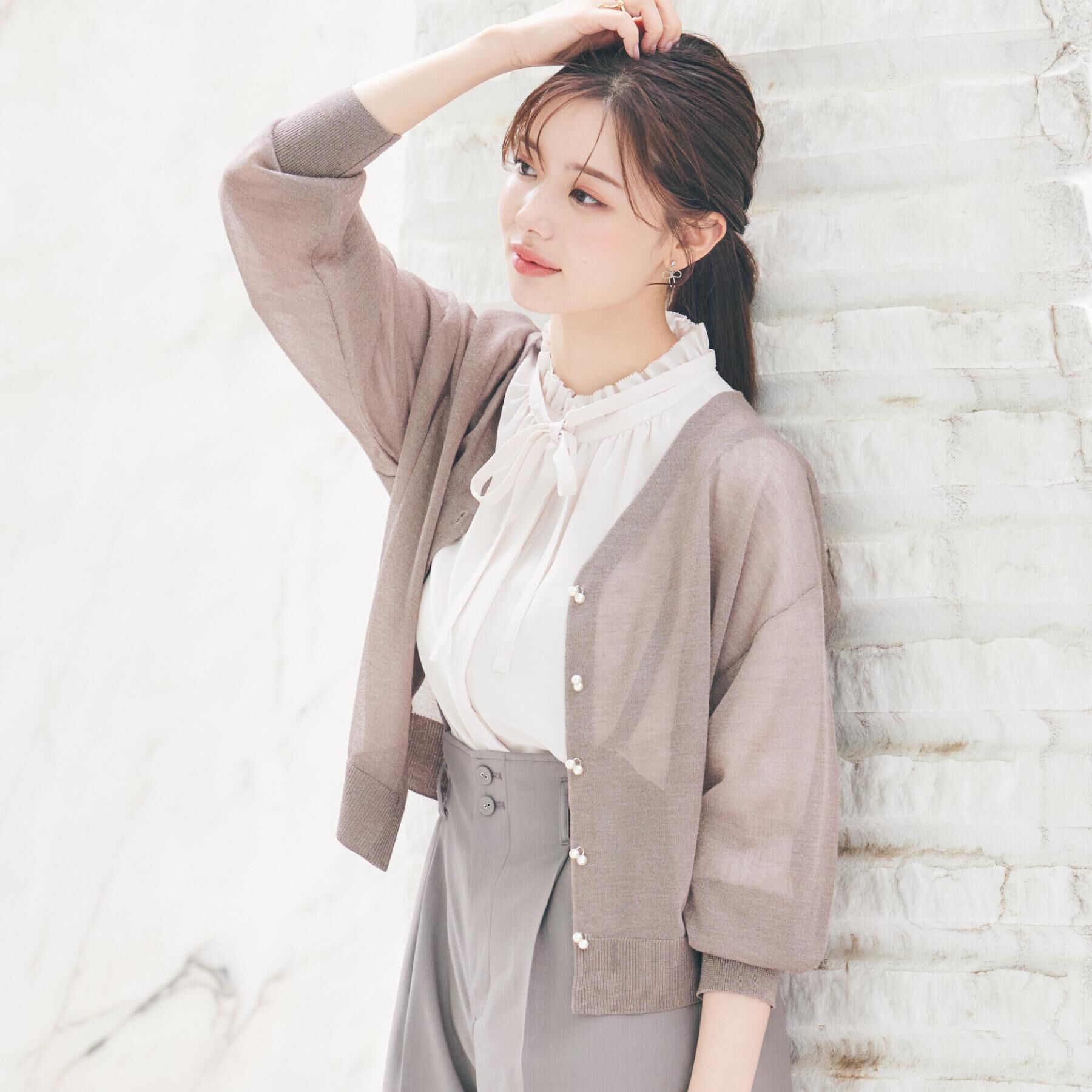 Couture broach「【上品な透け感・通勤】ダブルパール調釦シアーカーディガン」|カーディガン|