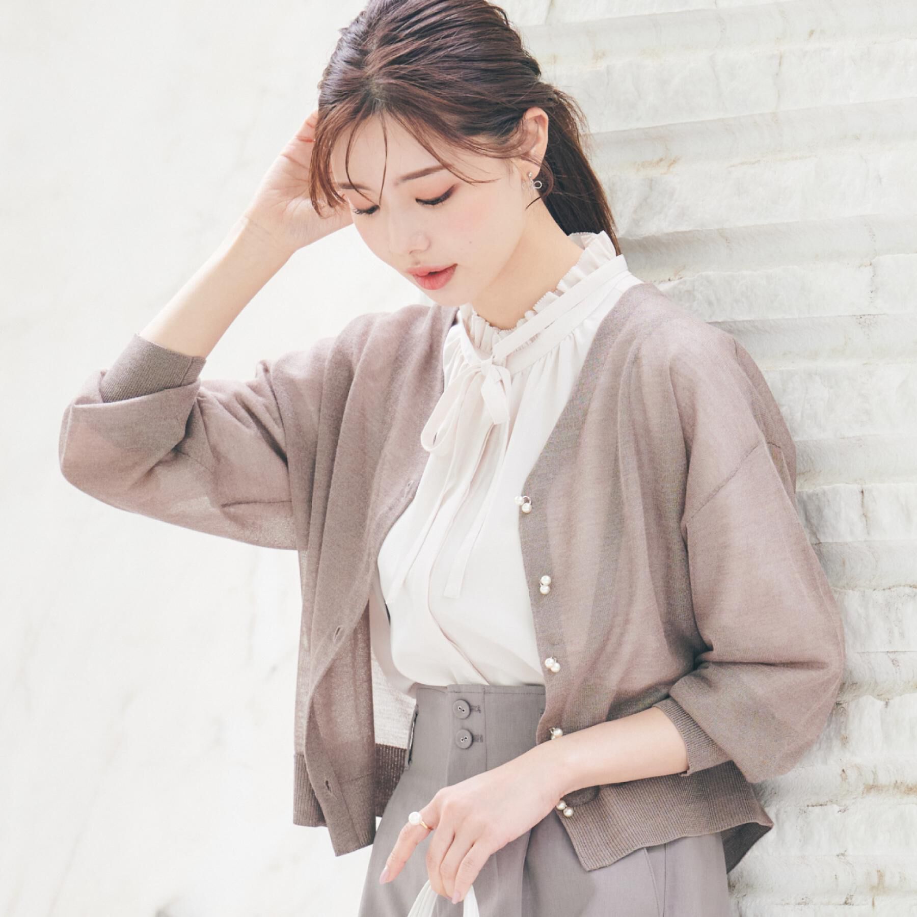 Couture broach「【上品な透け感・通勤】ダブルパール調釦シアーカーディガン」|カーディガン|トープ(054)