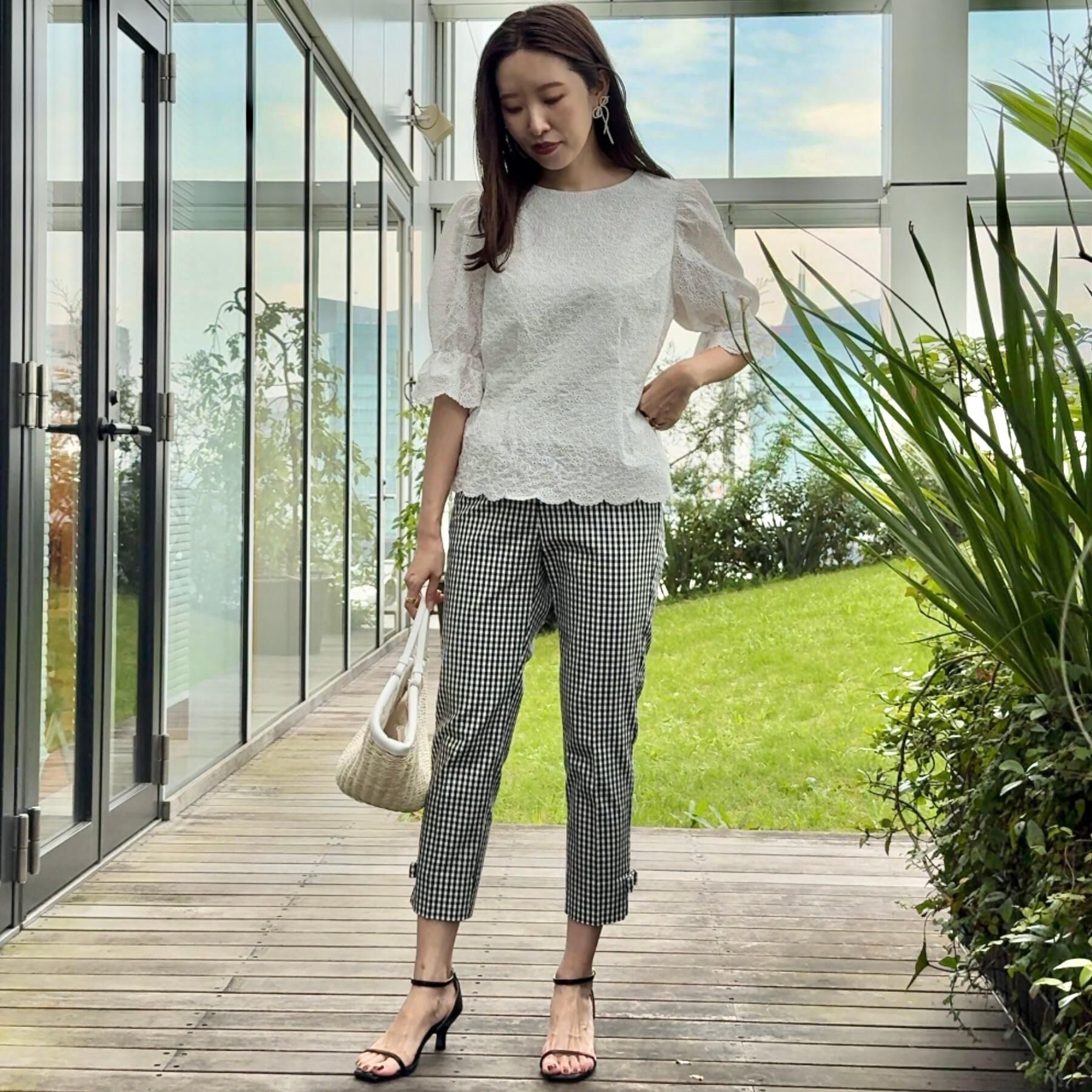 Couture broach「【一枚で着映える・花柄刺繍・5分袖】バックレースアップ カットワークレースブラウス」|シャツ・ブラウス|