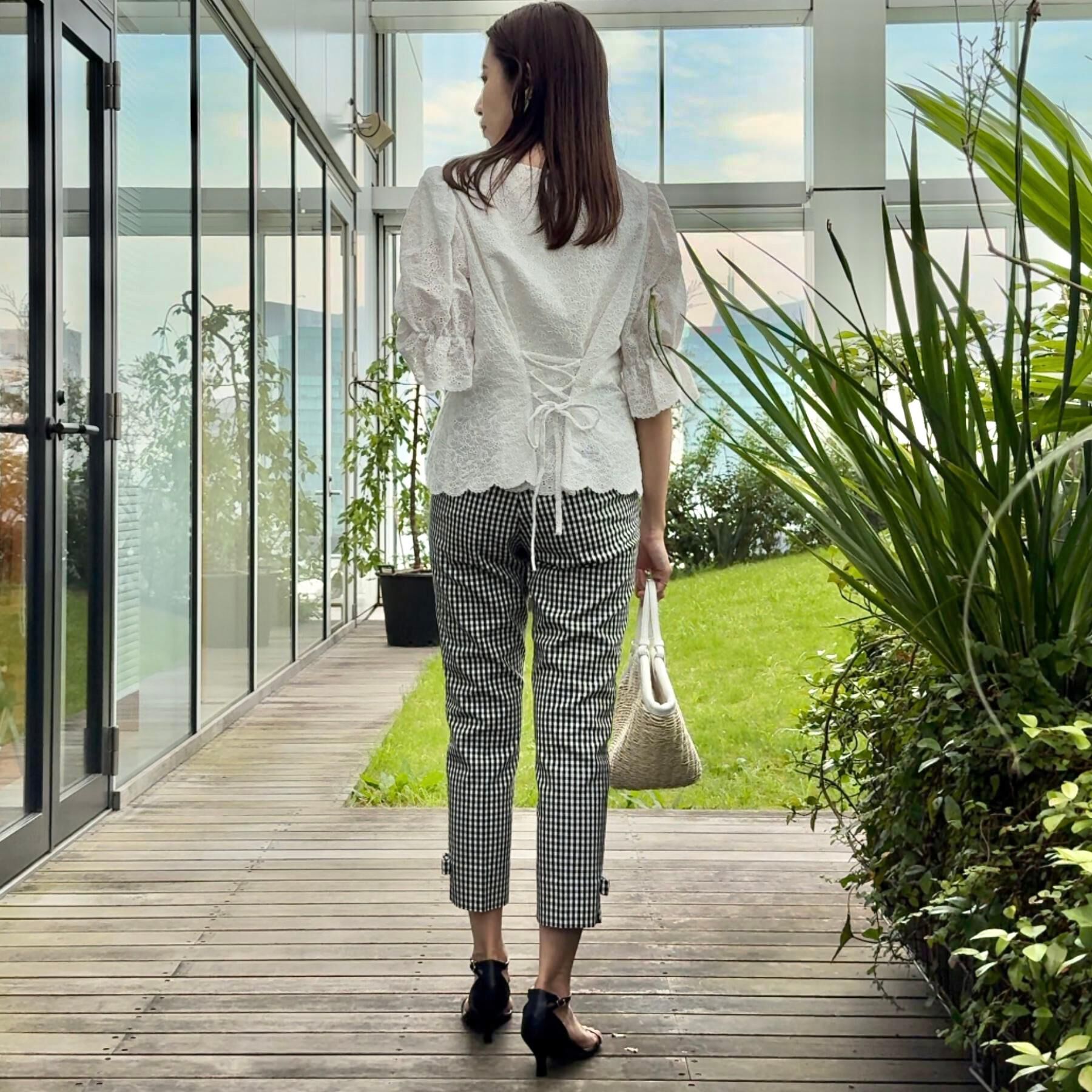 Couture broach「【一枚で着映える・花柄刺繍・5分袖】バックレースアップ カットワークレースブラウス」|シャツ・ブラウス|