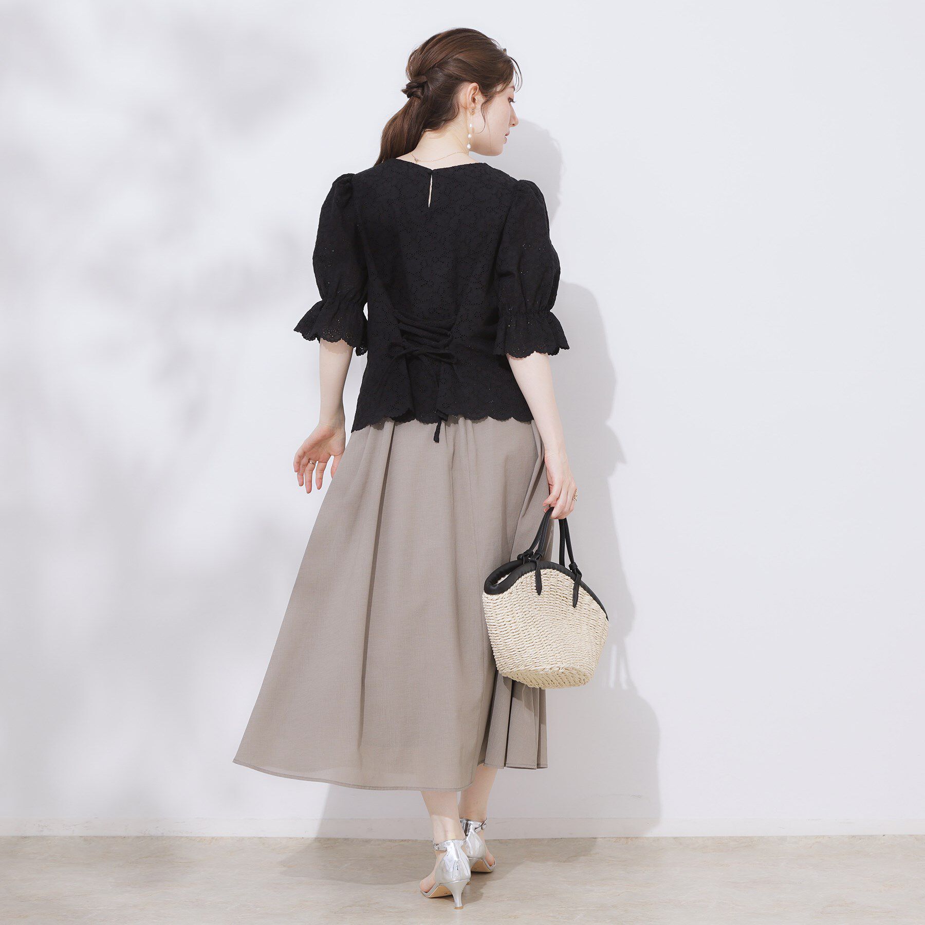 Couture broach「【一枚で着映える・花柄刺繍・5分袖】バックレースアップ カットワークレースブラウス」|シャツ・ブラウス|