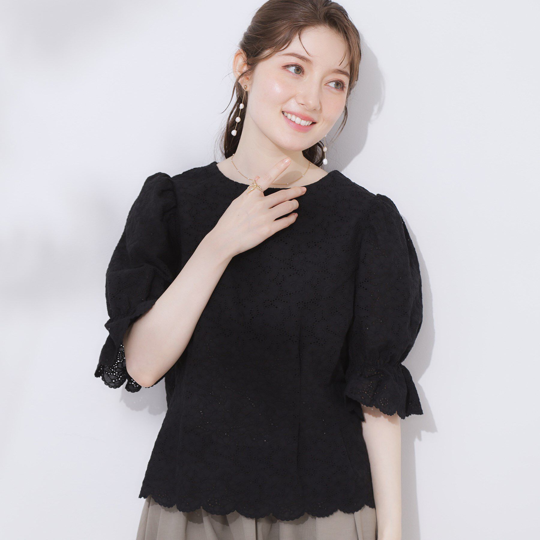 Couture broach「【一枚で着映える・花柄刺繍・5分袖】バックレースアップ カットワークレースブラウス」|シャツ・ブラウス|