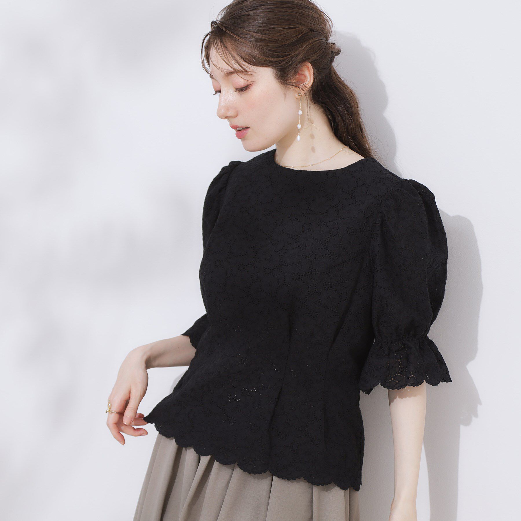 Couture broach「【一枚で着映える・花柄刺繍・5分袖】バックレースアップ カットワークレースブラウス」|シャツ・ブラウス|
