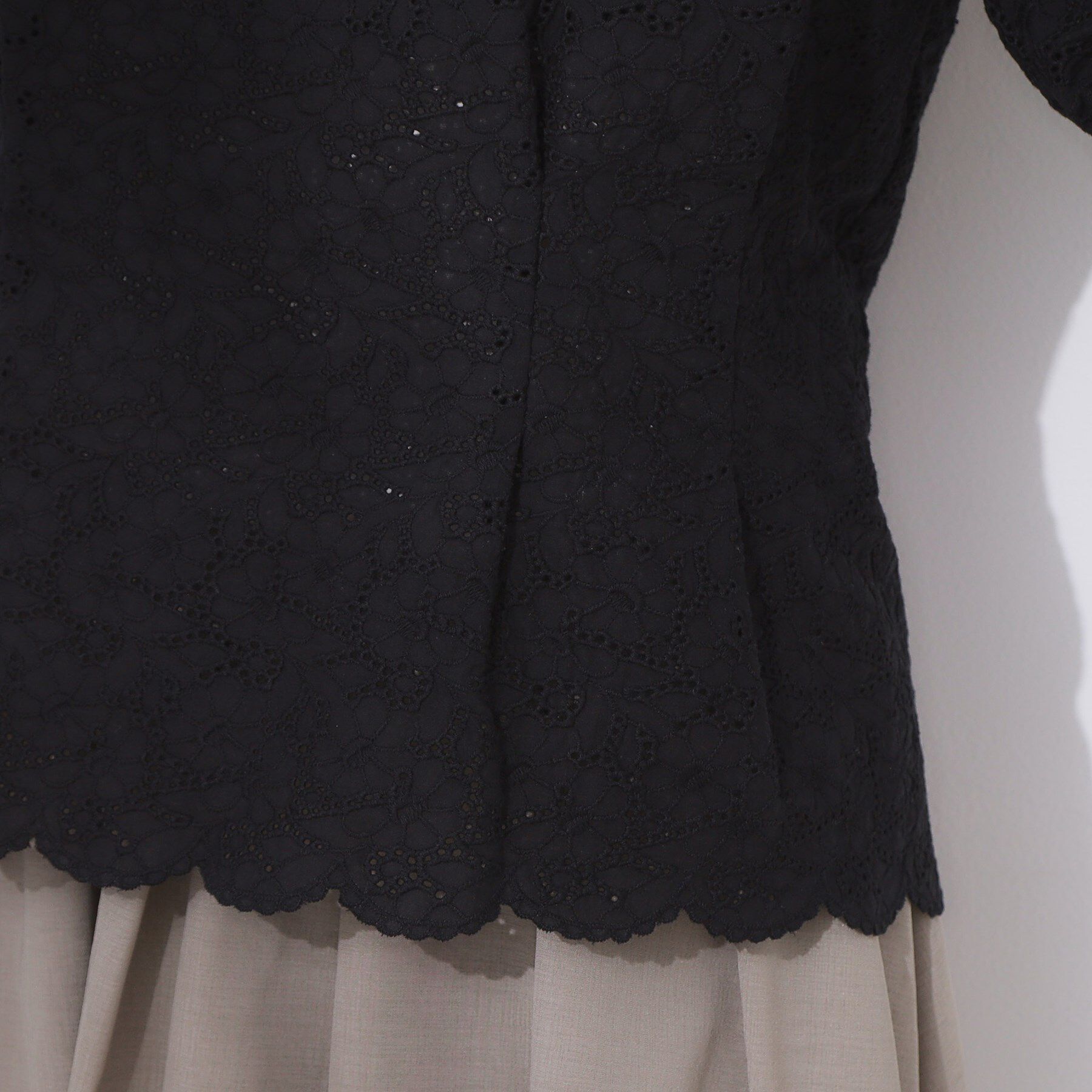 Couture broach「【一枚で着映える・花柄刺繍・5分袖】バックレースアップ カットワークレースブラウス」|シャツ・ブラウス|