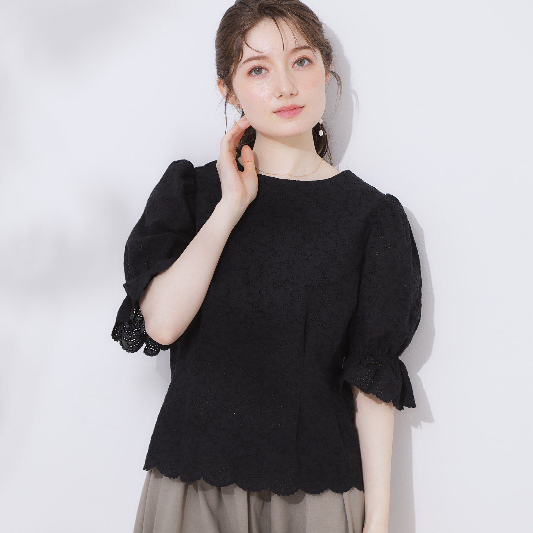 Couture broach「【一枚で着映える・花柄刺繍・5分袖】バックレースアップ カットワークレースブラウス」|シャツ・ブラウス|ブラック(019)